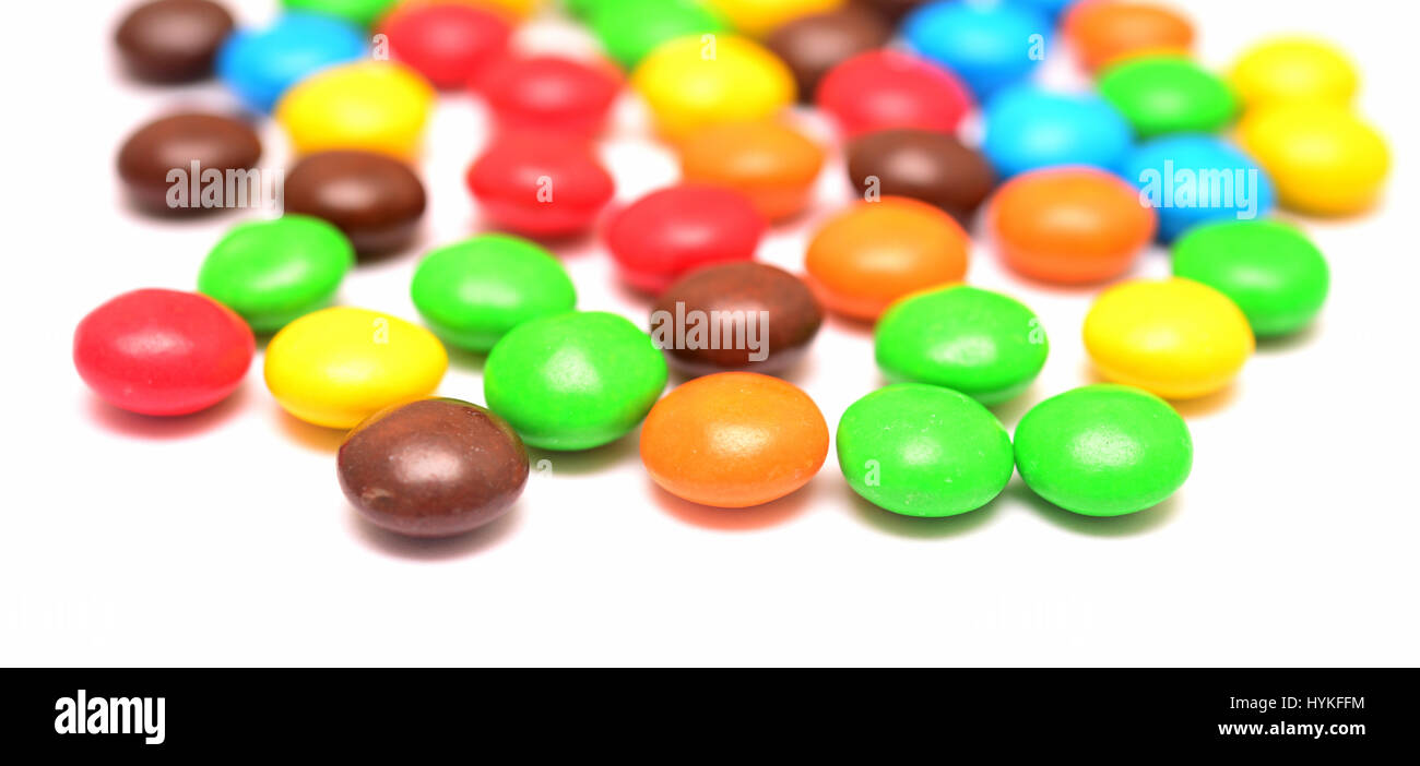 Bonbons multicolores sur fond blanc Banque D'Images