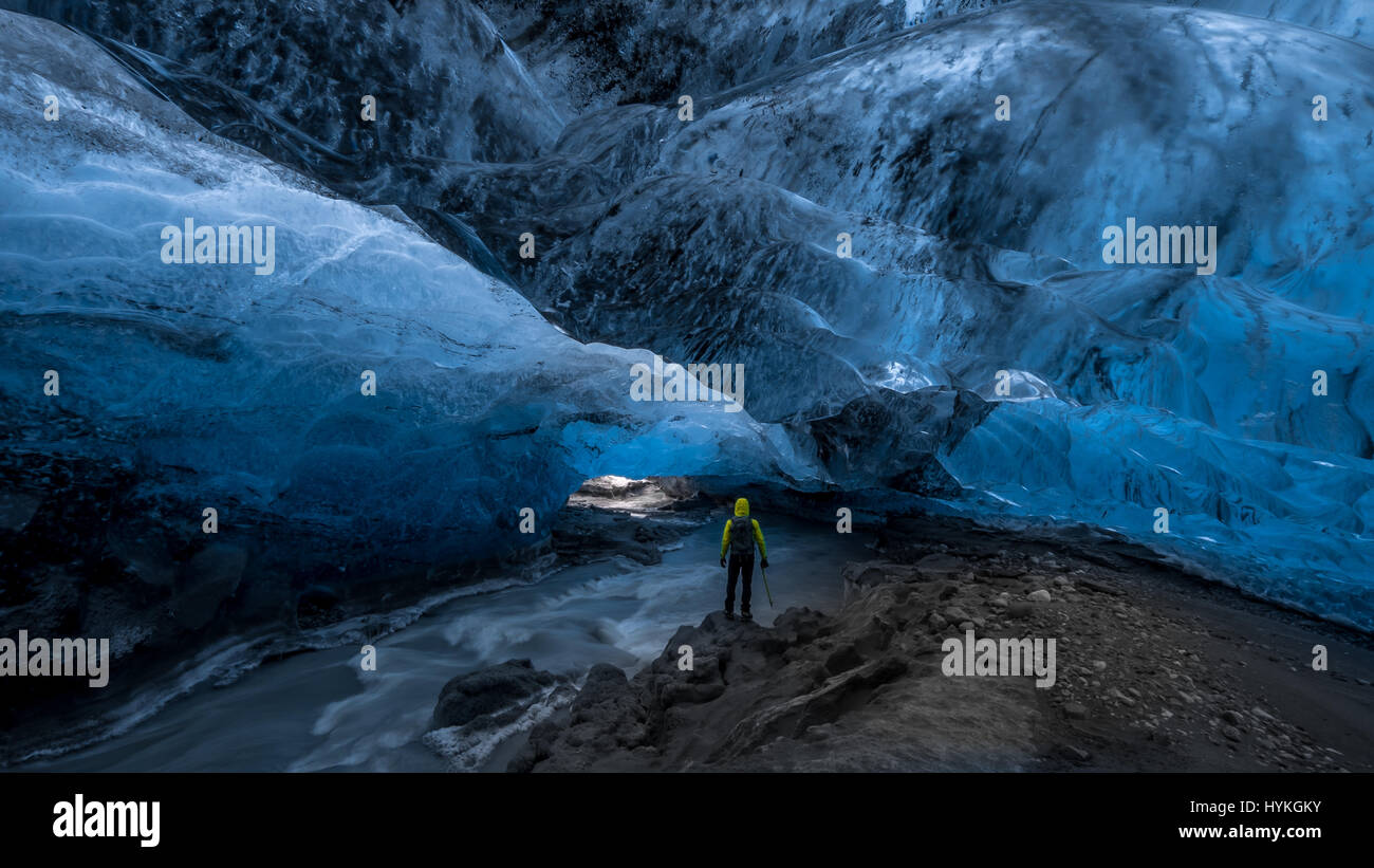 BREIDAMERKURJOKULL, l'Islande : ICE COOL kayakistes ont pagayé quatre-cents pieds à l'intérieur d'un trois mille hommes de pied de la grotte de glace épaisse sur une recherche pour trouver une entrée non découvertes précédemment. Photos et vidéo montrent les courageux voyage des kayakistes sur la rivière glaciaire à travers le cristal la caverne de glace, situé à 80 kilomètres de la ville la plus proche de Johannesburg, où le niveau des rivières ont atteint 13 pieds. Guide de montagne Runar Einar Sigurdsson (47) de l'Islande a décrit comment il a eu l'idée de faire du kayak sur le glacier, au Crystal Cave dans Breidamerkurjokull, sur le côté sud de glacier de Vatnajokull, Islande. Banque D'Images