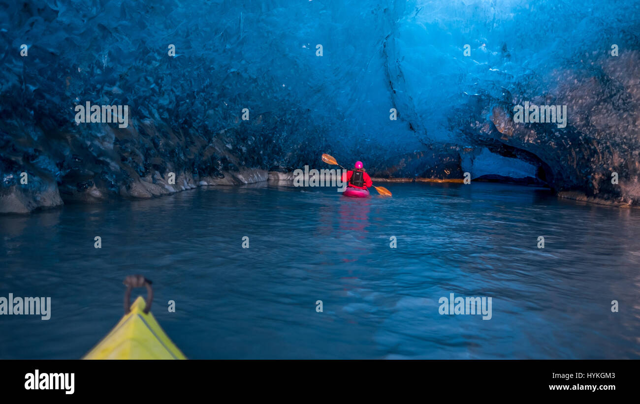 BREIDAMERKURJOKULL, l'Islande : ICE COOL kayakistes ont pagayé quatre-cents pieds à l'intérieur d'un trois mille hommes de pied de la grotte de glace épaisse sur une recherche pour trouver une entrée non découvertes précédemment. Photos et vidéo montrent les courageux voyage des kayakistes sur la rivière glaciaire à travers le cristal la caverne de glace, situé à 80 kilomètres de la ville la plus proche de Johannesburg, où le niveau des rivières ont atteint 13 pieds. Guide de montagne Runar Einar Sigurdsson (47) de l'Islande a décrit comment il a eu l'idée de faire du kayak sur le glacier, au Crystal Cave dans Breidamerkurjokull, sur le côté sud de glacier de Vatnajokull, Islande. Banque D'Images