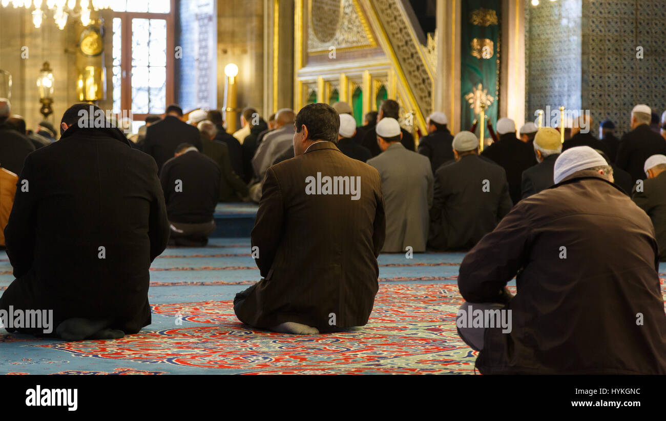ISTANBUL, TURQUIE - 22 mars 2013 : les hommes musulmans priant dans la mosquée Yeni Cami (Nouveau) de l'intérieur. Nouvelle mosquée est situé dans le quartier d'Eminonu Banque D'Images