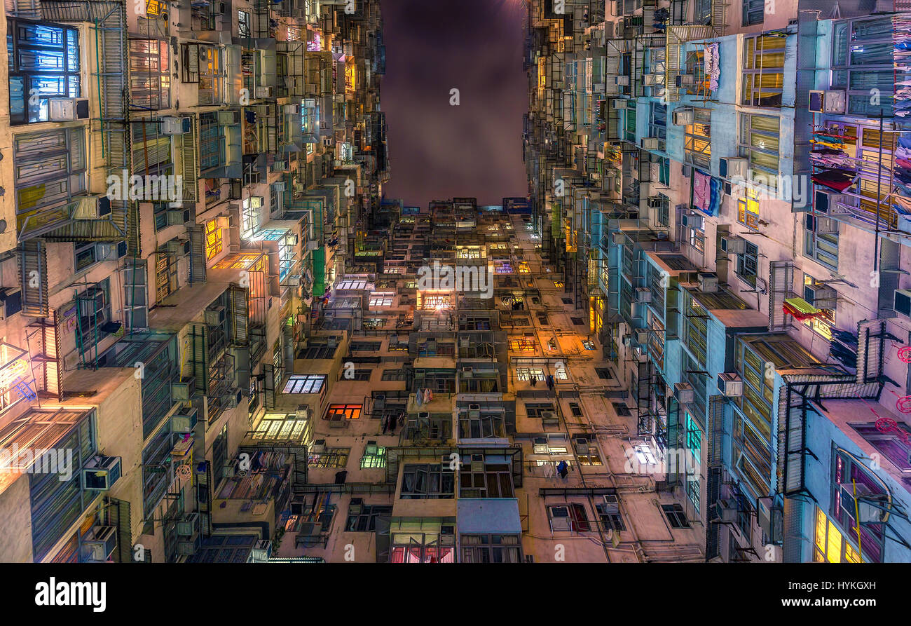 Chine : des photographies de la tour la plus haute de Chine ont été pris à partir de la base. Comme une illusion d'optique, ces photographies montrent kaléidoscopique une vue intérieure de la puissante tour Jinmao's huit-huit étages, mesurant un extraordinaire de 1379 pieds de hauteur. D'autres photographies de la série incroyable montrer la symétrie et la splendeur architecturale de Hong Kong est fabuleux gratte-ciel. Photographe Andy Yeung a visité plus d'une centaine de bâtiments dans sa quête pour montrer au monde la beauté de la grande Chine méga. Banque D'Images