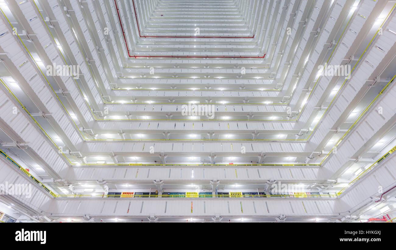 Chine : des photographies de la tour la plus haute de Chine ont été pris à partir de la base. Comme une illusion d'optique, ces photographies montrent kaléidoscopique une vue intérieure de la puissante tour Jinmao's huit-huit étages, mesurant un extraordinaire de 1379 pieds de hauteur. D'autres photographies de la série incroyable montrer la symétrie et la splendeur architecturale de Hong Kong est fabuleux gratte-ciel. Photographe Andy Yeung a visité plus d'une centaine de bâtiments dans sa quête pour montrer au monde la beauté de la grande Chine méga. Banque D'Images