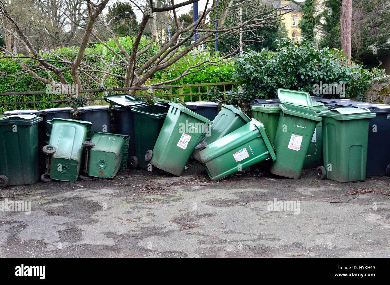 Les ordures et les bacs de recyclage à l'extérieur de appartements à Maidstone, Kent, Angleterre. Banque D'Images