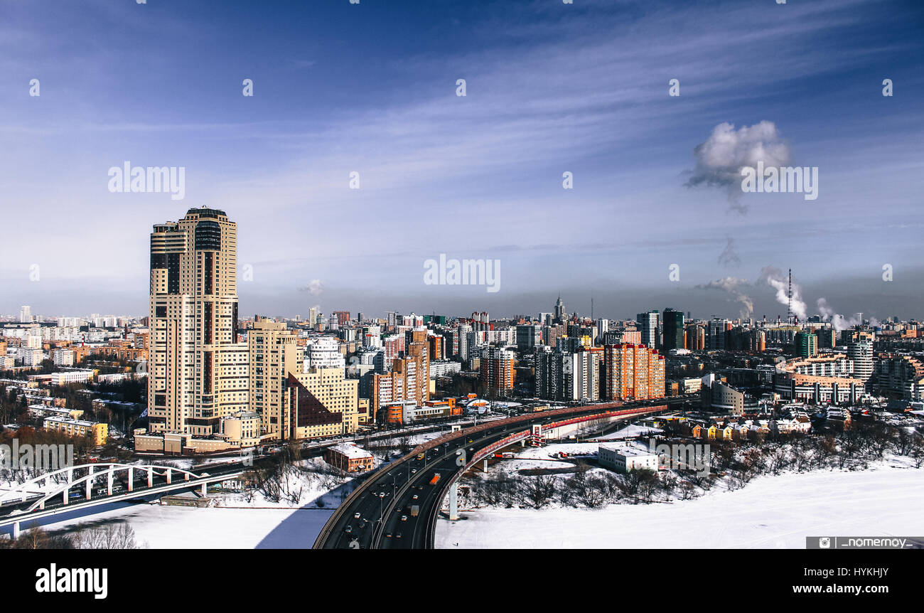 Moscou, Russie : regardez comme une excalibur monte le plus haut pont à haubans d'Europe et atteint le sommet à 344 mètres sans aucun équipement de sécurité. Les images et la vidéo montrent le grimpeur audacieux jusqu'dart les poutres en acier et les câbles avant d'atteindre un escalier ouvert et l'échelle. D'autres superbes clichés montrent l'Adrenaline Junkie triomphant posant en haut de la structure comme il est assis sur un rebord haut au-dessus de l'autoroute et des voitures qui passent au-dessous. Les images spectaculaires et des images ont été prises à Zhivopisnyy Bridge à Moscou, Russie par les photographe extrême et blogueur Alex Nomer Banque D'Images