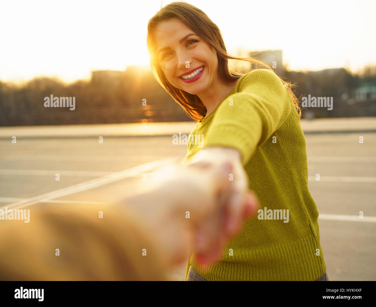 Suivez-moi - happy young woman pulling guy's hand - main dans la main marchant sur une journée ensoleillée - concept de vie moderne sans souci Banque D'Images