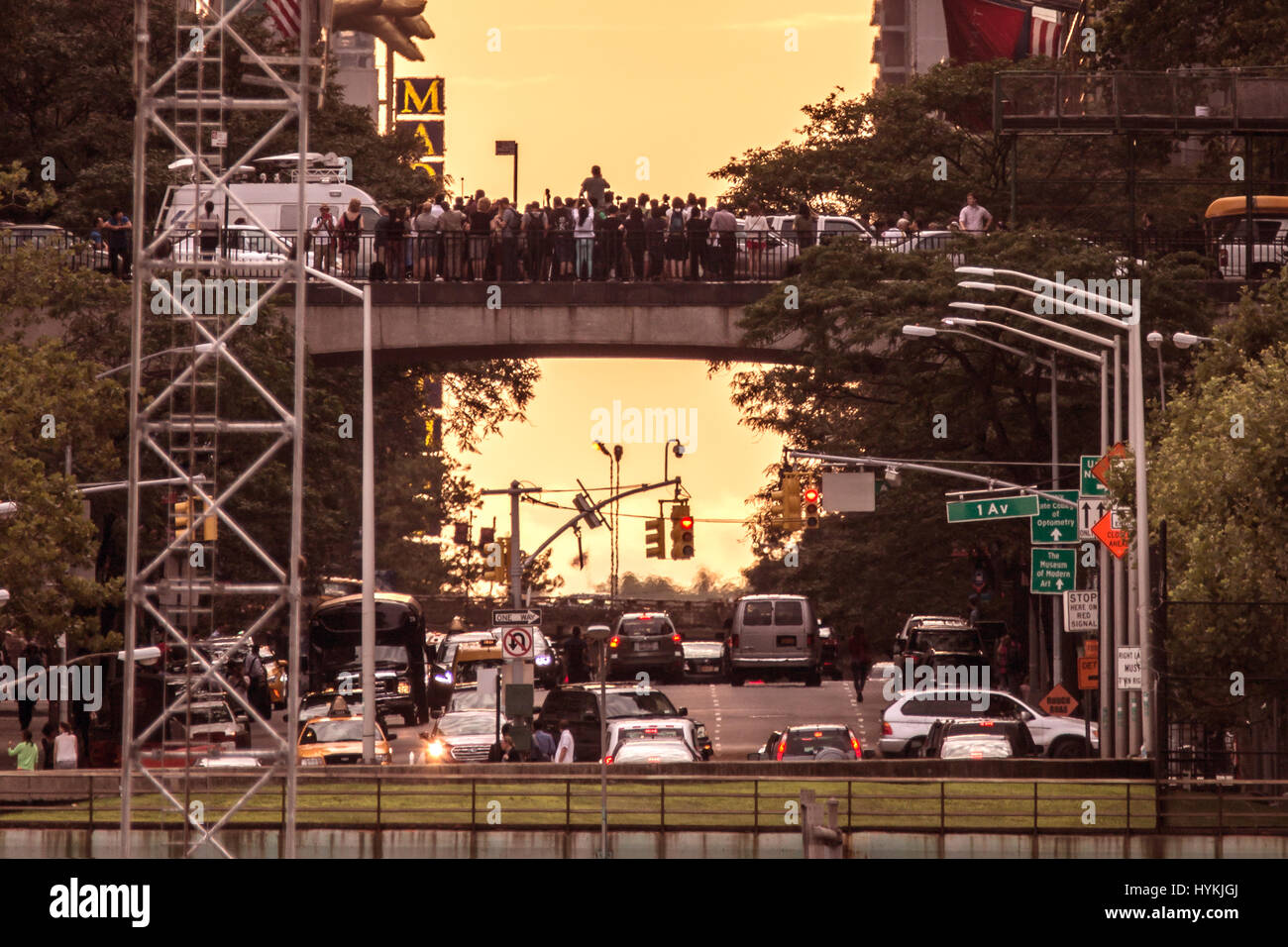 La ville de New York, USA : UN HOMMAGE À la légendaire de l'Angleterre Stonehenge gatherings New-yorkais se pressent à témoin au soleil, il trouve sur le dernier "Manhattanhenge" de 2016. Les images montrent comment les amoureux du soleil s'est agréablement surpris que le soleil descendait lentement entre les tours de la 42e Rue - connu des New-yorkais comme le cœur même de leur ville. Cet événement se produit solaire seulement deux fois par année, lorsque le soleil est à l'ouest des coupes à travers exactement les rues de Manhattan. Le dernier a été vu le 28 mai de cette année. NYC photographe Peter Alessandria décrit la scène. Banque D'Images