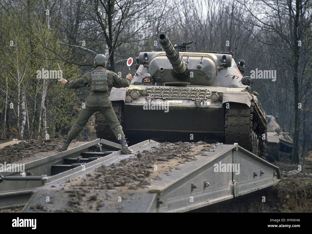 L'armée italienne, un char Leopard traverser un pont mobile posé par un pont- réservoir couche Biber Banque D'Images
