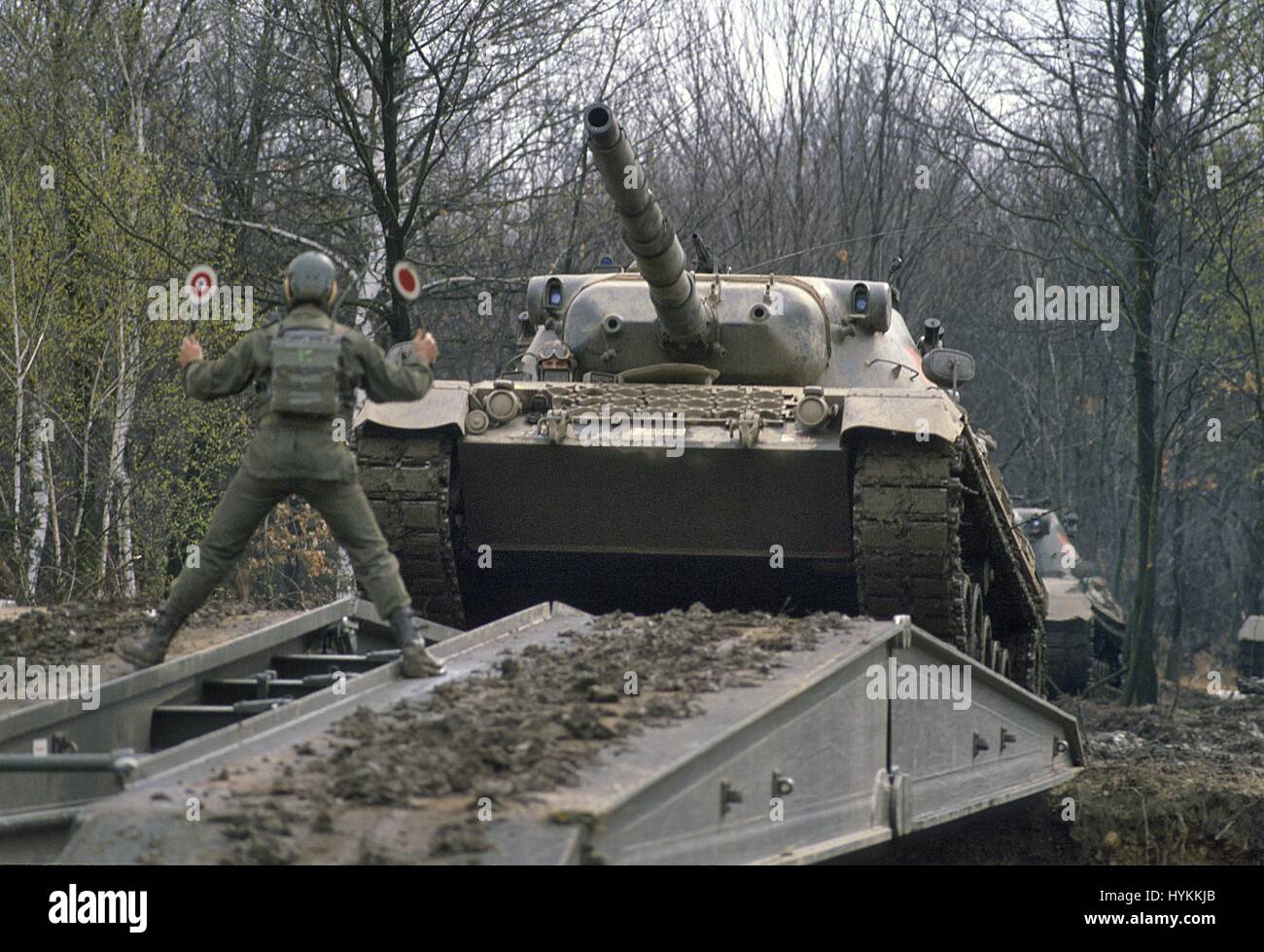 L'armée italienne, un char Leopard traverser un pont mobile posé par un pont- réservoir couche Biber Banque D'Images