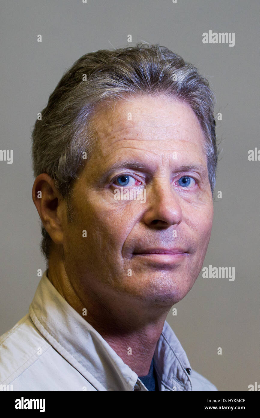 Floride, USA : Portrait de Stuart Kaye. Le moment privilégié d'un carouge à épaulettes fait un atterrissage parfait sur l'arrière d'un faucon a été capturé par un photographe amateur. Les images montrent une épaule red hawk sont pourchassés par un oiseau noir à ailes rouges et un quiscale bronzé, avant le blackbird finalement arrive pour un atterrissage en toute sécurité sur le dos de la rousse dans une rencontre qui n'a duré que quelques secondes. L'angry bird procède ensuite à peck l'arrière de l'hawk. Ligne pilote Stuart Kaye (60) de Gainsville en Floride est la chance d'être entouré d'oiseaux indigènes qui fournissent une quantité illimitée Banque D'Images