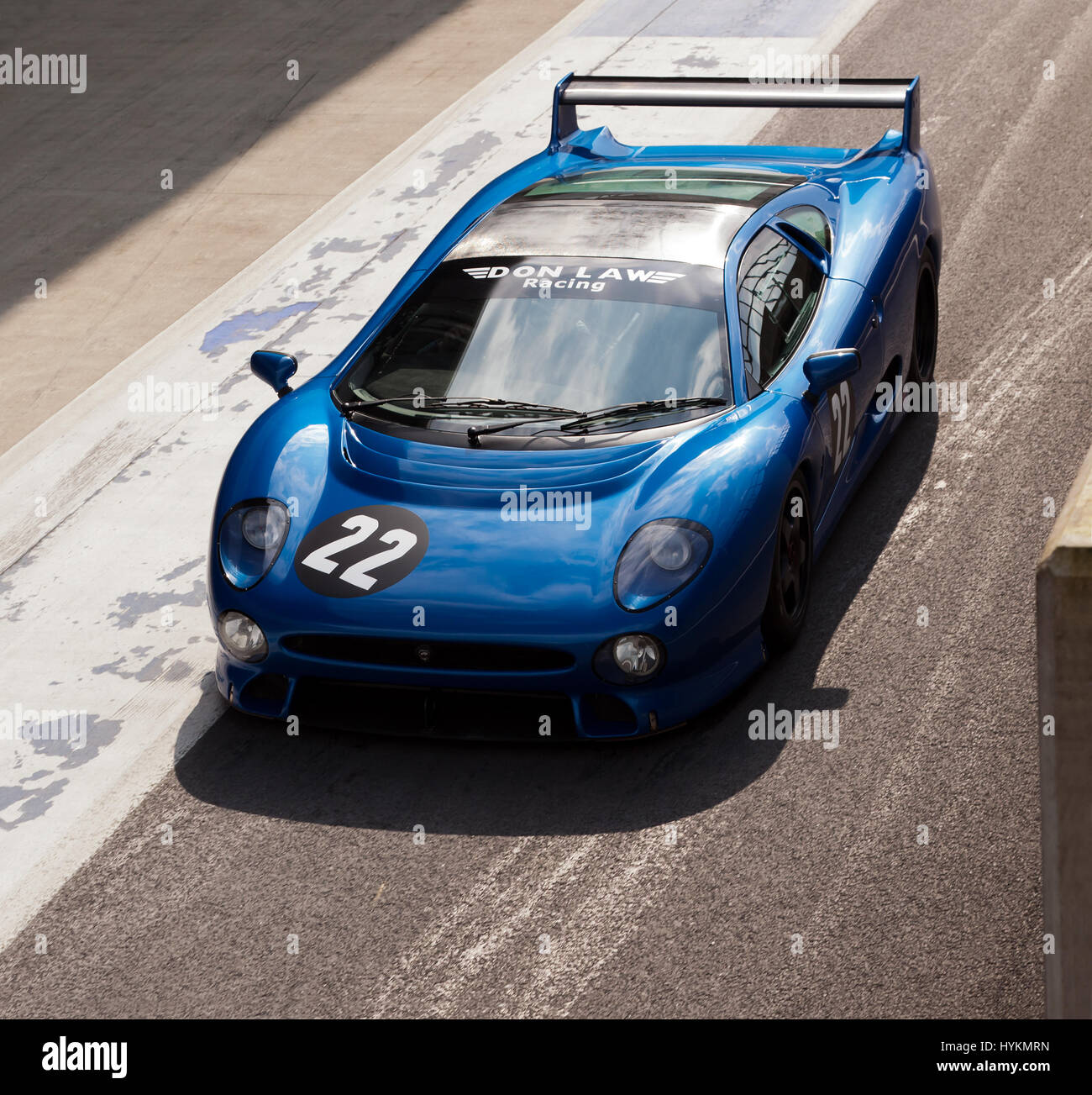 Vue de trois-quarts d'un don Law, Jaguar XJ220S de quitter le puits international lors de la Journée des médias classique Silverstone Banque D'Images