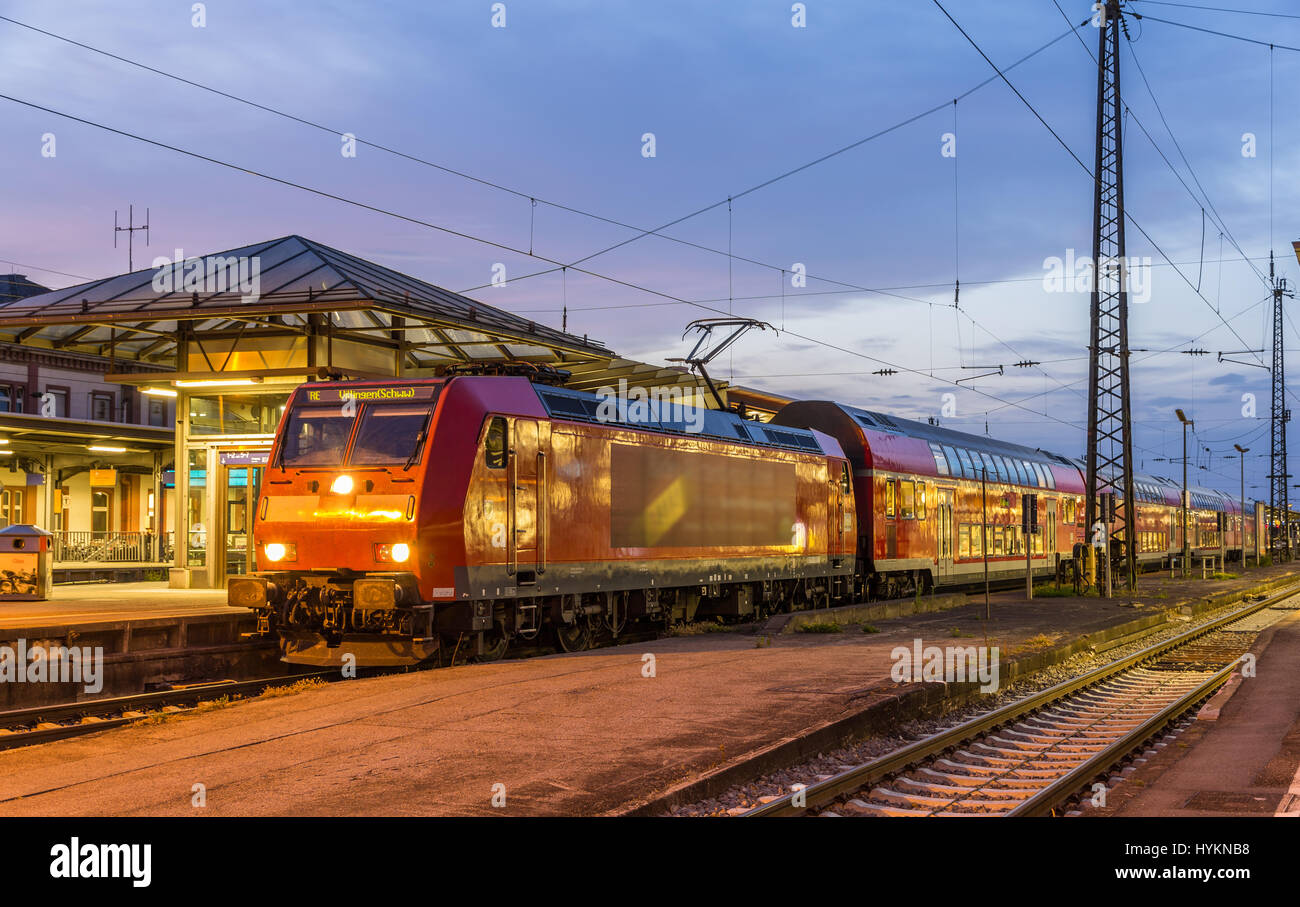 Train électrique de banlieue à la gare d'Offenbourg. Allemagne - Banque D'Images
