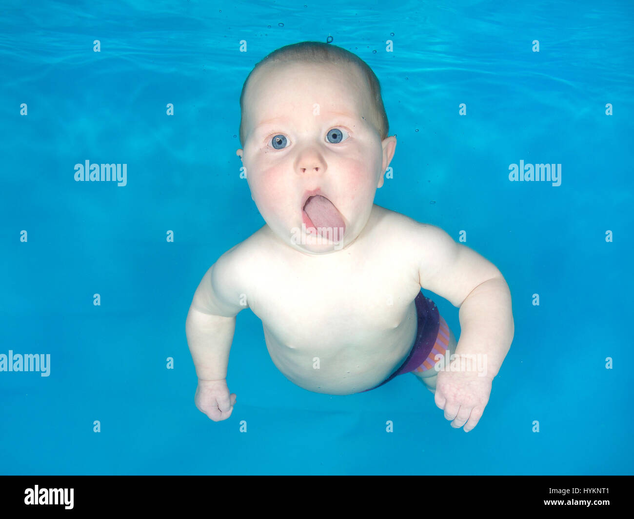 Une photo d'Esther, 7 mois, à l'école de natation à peu Splashers Cookridge Hall, Leeds. Natation avant qu'ils ne peuvent marcher ces petites baigneuses ont été photographiés par un photographe sous-marin britannique. L'utilisation de leurs richesses naturelles, reflex amphibie ces bébés, âgés de seulement trois mois, retenu leur souffle qu'ils ont été libérés sous l'eau par bébé professionnel de natation. Photographies montrent l'hilarant expressions sur les visages de la petite tenailles. Photographe sous-marin basé à Londres Lucy Ray (35) de l'Étoile de la photographie sous-marine a pris ces photos à travers différents lo Banque D'Images