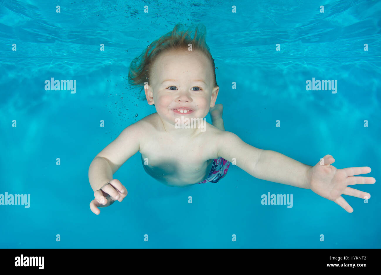 Une photo de Ryan, 2 ans, à l'école de natation têtard Tots à Farnham, Surrey. Natation avant qu'ils ne peuvent marcher ces petites baigneuses ont été photographiés par un photographe sous-marin britannique. L'utilisation de leurs richesses naturelles, reflex amphibie ces bébés, âgés de seulement trois mois, retenu leur souffle qu'ils ont été libérés sous l'eau par bébé professionnel de natation. Photographies montrent l'hilarant expressions sur les visages de la petite tenailles. Photographe sous-marin basé à Londres Lucy Ray (35) de l'Étoile de la photographie sous-marine a pris ces photos à travers différents endroits de Fra Banque D'Images