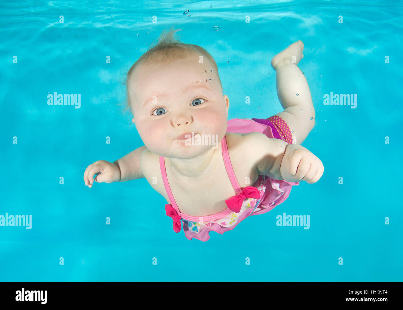 Une photo de Lilly-May 8 mois, lors d'une pousse de photo sous-marine avec l'école de natation Aquatots dans le Gloucestershire. Natation avant qu'ils ne peuvent marcher ces petites baigneuses ont été photographiés par un photographe sous-marin britannique. L'utilisation de leurs richesses naturelles, reflex amphibie ces bébés, âgés de seulement trois mois, retenu leur souffle qu'ils ont été libérés sous l'eau par bébé professionnel de natation. Photographies montrent l'hilarant expressions sur les visages de la petite tenailles. Photographe sous-marin basé à Londres Lucy Ray (35) de l'Étoile de la photographie sous-marine a pris ces photos Banque D'Images