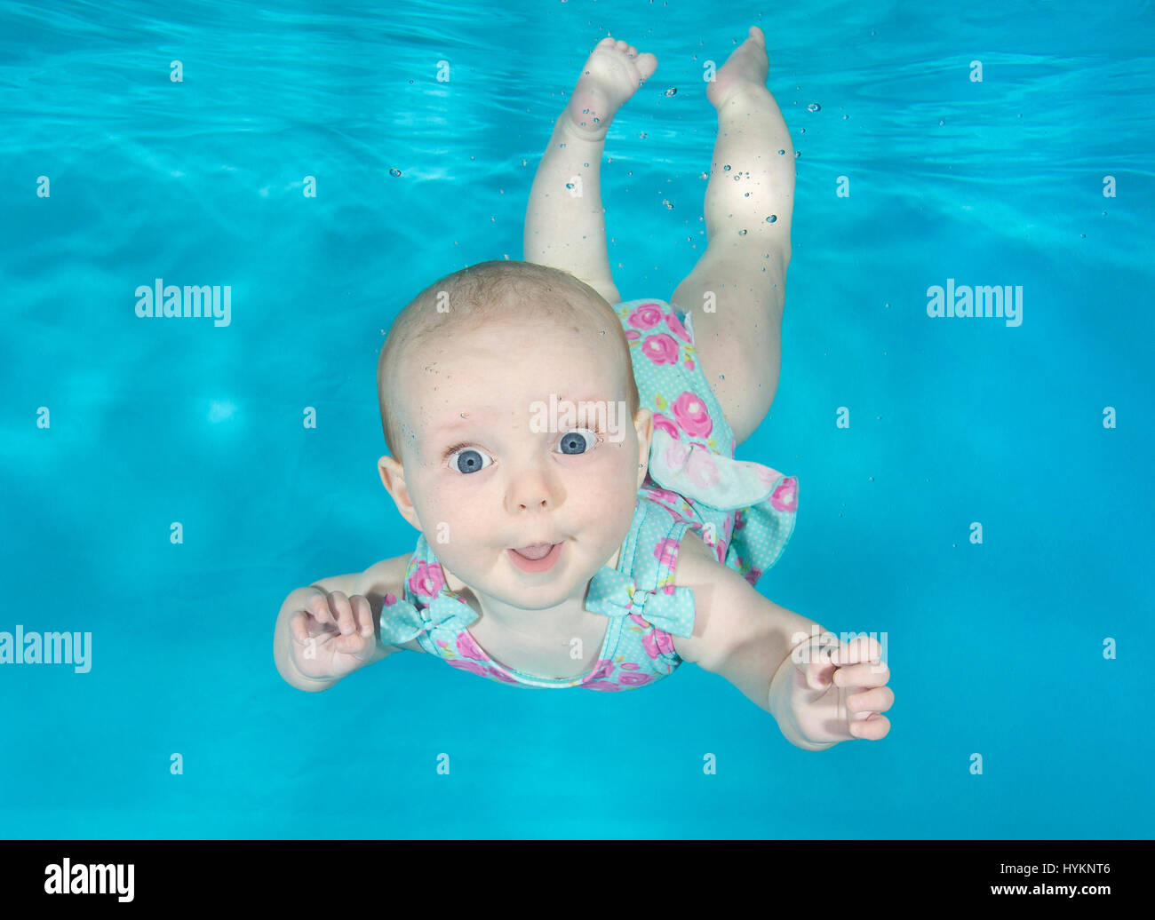 Une photo de Rose, 7 mois, lors d'une pousse de photo sous-marine avec l'école de natation Aquatots à Cheltenham. Natation avant qu'ils ne peuvent marcher ces petites baigneuses ont été photographiés par un photographe sous-marin britannique. L'utilisation de leurs richesses naturelles, reflex amphibie ces bébés, âgés de seulement trois mois, retenu leur souffle qu'ils ont été libérés sous l'eau par bébé professionnel de natation. Photographies montrent l'hilarant expressions sur les visages de la petite tenailles. Photographe sous-marin basé à Londres Lucy Ray (35) de l'Étoile de la photographie sous-marine a pris ces photos à v Banque D'Images