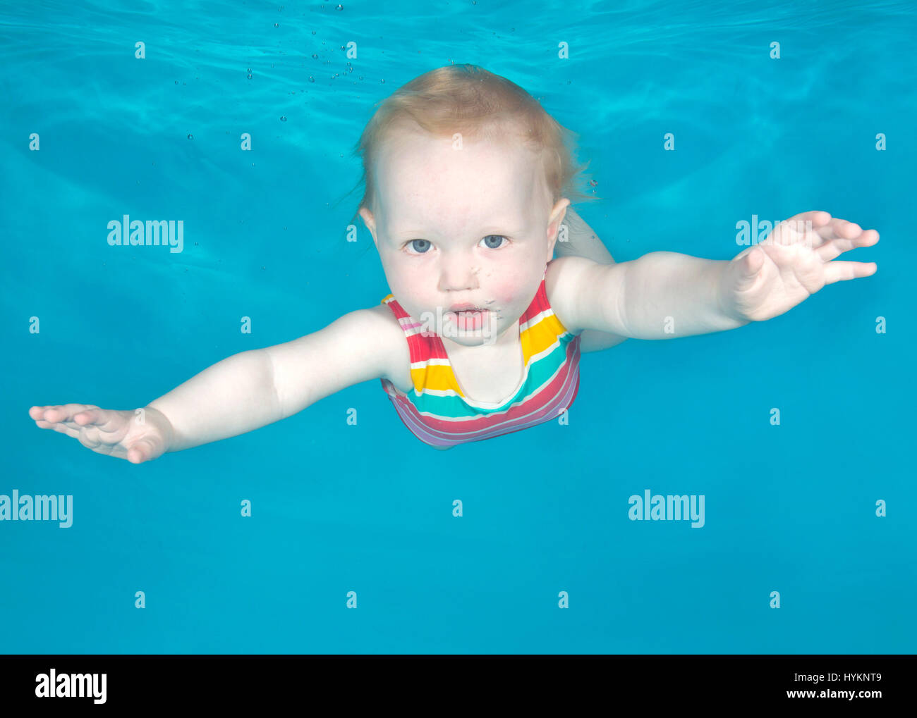 Une photo d'Eloïse, 1 ans, lors d'une pousse de photo sous-marine à Hydro à la Grange dans le Lancashire. Natation avant qu'ils ne peuvent marcher ces petites baigneuses ont été photographiés par un photographe sous-marin britannique. L'utilisation de leurs richesses naturelles, reflex amphibie ces bébés, âgés de seulement trois mois, retenu leur souffle qu'ils ont été libérés sous l'eau par bébé professionnel de natation. Photographies montrent l'hilarant expressions sur les visages de la petite tenailles. Photographe sous-marin basé à Londres Lucy Ray (35) de l'Étoile de la photographie sous-marine a pris ces photos à travers divers Banque D'Images
