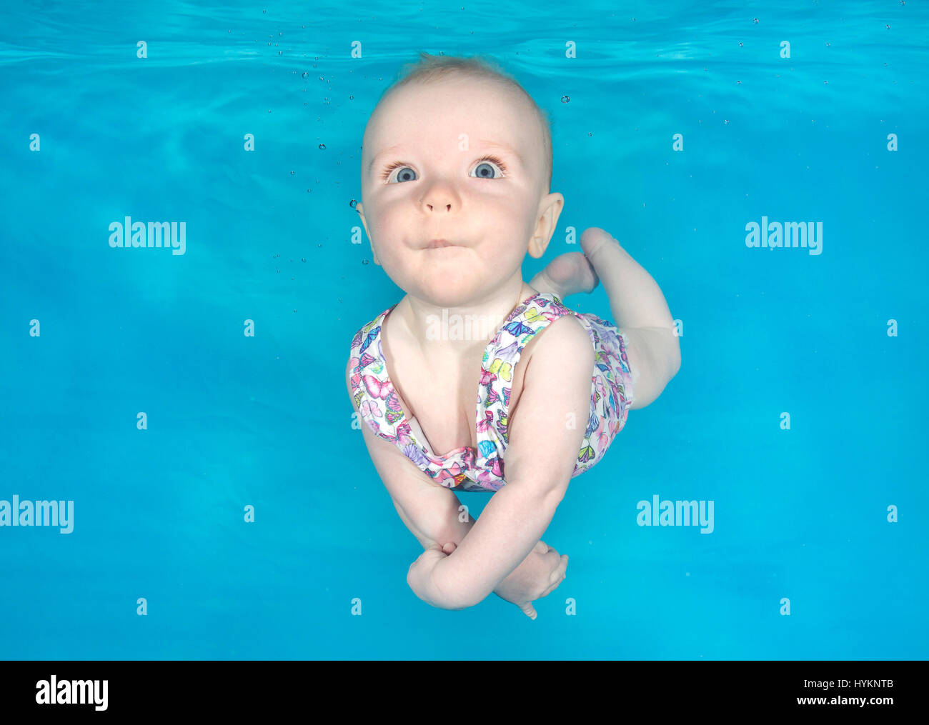 Une photo de Sophia, 4 mois, lors d'une pousse de photo sous-marine à Hydro à la Grange dans le Lancashire. Natation avant qu'ils ne peuvent marcher ces petites baigneuses ont été photographiés par un photographe sous-marin britannique. L'utilisation de leurs richesses naturelles, reflex amphibie ces bébés, âgés de seulement trois mois, retenu leur souffle qu'ils ont été libérés sous l'eau par bébé professionnel de natation. Photographies montrent l'hilarant expressions sur les visages de la petite tenailles. Photographe sous-marin basé à Londres Lucy Ray (35) de l'Étoile de la photographie sous-marine a pris ces photos à travers vari Banque D'Images