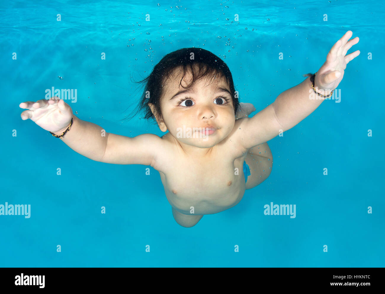 Une photo de Aarav, 6 mois, lors d'une pousse de photo sous-marine avec des petits poissons dans l'école de natation Bushey, Hertfordshire. Natation avant qu'ils ne peuvent marcher ces petites baigneuses ont été photographiés par un photographe sous-marin britannique. L'utilisation de leurs richesses naturelles, reflex amphibie ces bébés, âgés de seulement trois mois, retenu leur souffle qu'ils ont été libérés sous l'eau par bébé professionnel de natation. Photographies montrent l'hilarant expressions sur les visages de la petite tenailles. Photographe sous-marin basé à Londres Lucy Ray (35) de l'Étoile de la photographie sous-marine a pris ces Banque D'Images