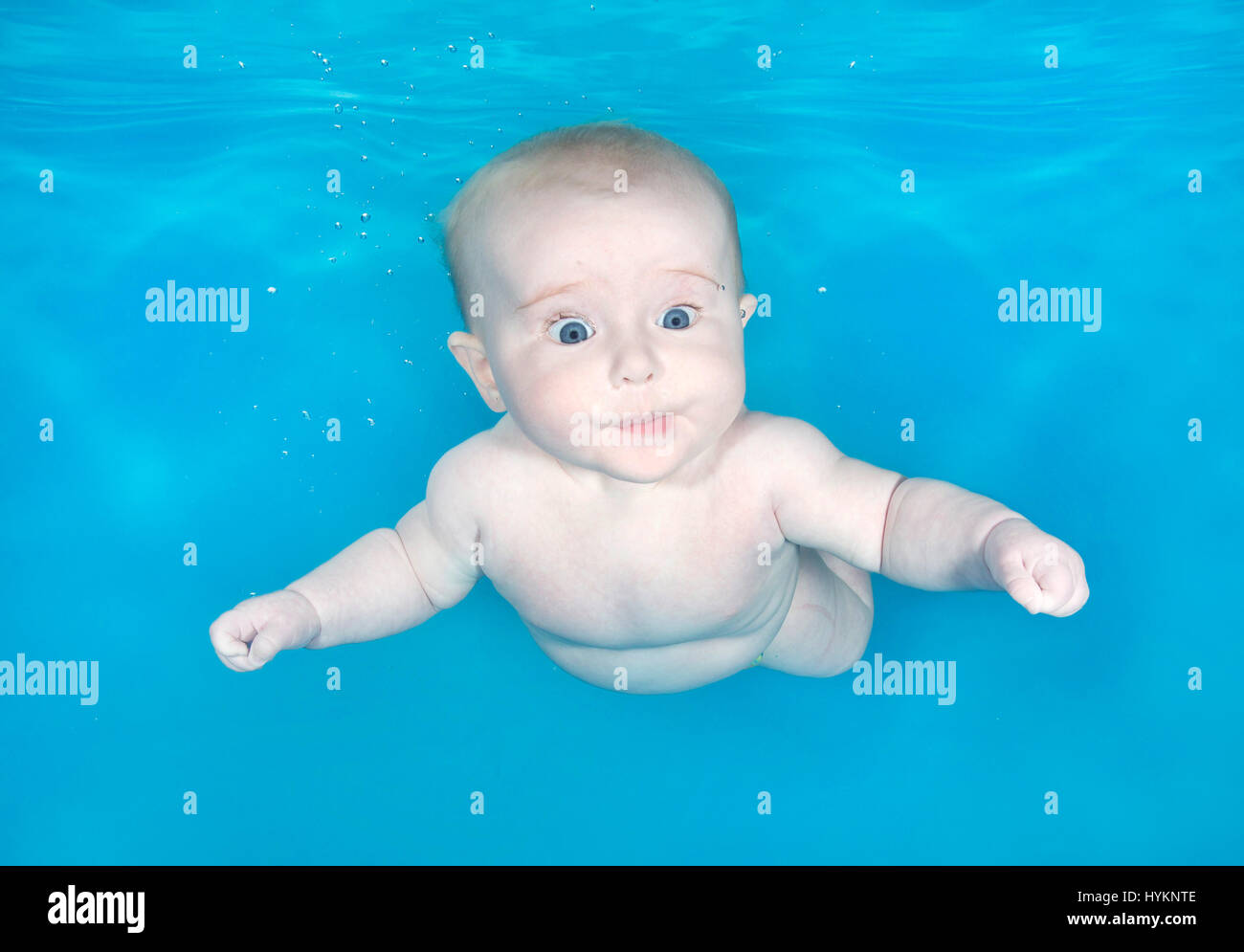 Une photo de Mollie, âgé de 4 mois à l'Étoile de la séance photo de Clophill, Berkshire. Natation avant qu'ils ne peuvent marcher ces petites baigneuses ont été photographiés par un photographe sous-marin britannique. L'utilisation de leurs richesses naturelles, reflex amphibie ces bébés, âgés de seulement trois mois, retenu leur souffle qu'ils ont été libérés sous l'eau par bébé professionnel de natation. Photographies montrent l'hilarant expressions sur les visages de la petite tenailles. Photographe sous-marin basé à Londres Lucy Ray (35) de l'Étoile de la photographie sous-marine a pris ces photos à travers différents endroits de Banque D'Images