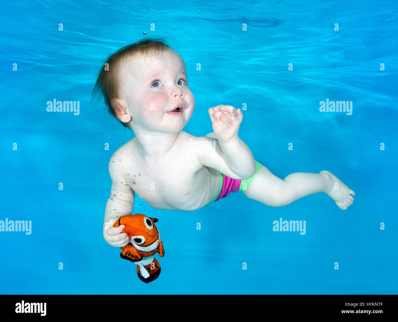 Une Photo D Isabelle A L Age De 10 Mois A L Etoile De Pousse De Photo Sous Marine A Cheltenham Natation Avant Qu Ils Ne Peuvent Marcher Ces Petites Baigneuses Ont Ete Photographies Par Un Photographe
