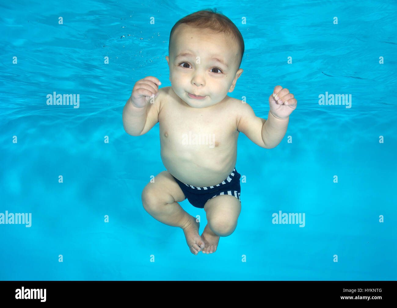 Une photo de Ruben, 8 mois, lors d'une pousse de photo sous-marine avec Tadpole Tots Swim School à Farnham, Surrey. Natation avant qu'ils ne peuvent marcher ces petites baigneuses ont été photographiés par un photographe sous-marin britannique. L'utilisation de leurs richesses naturelles, reflex amphibie ces bébés, âgés de seulement trois mois, retenu leur souffle qu'ils ont été libérés sous l'eau par bébé professionnel de natation. Photographies montrent l'hilarant expressions sur les visages de la petite tenailles. Photographe sous-marin basé à Londres Lucy Ray (35) de l'Étoile de la photographie sous-marine a pris ces pictur Banque D'Images