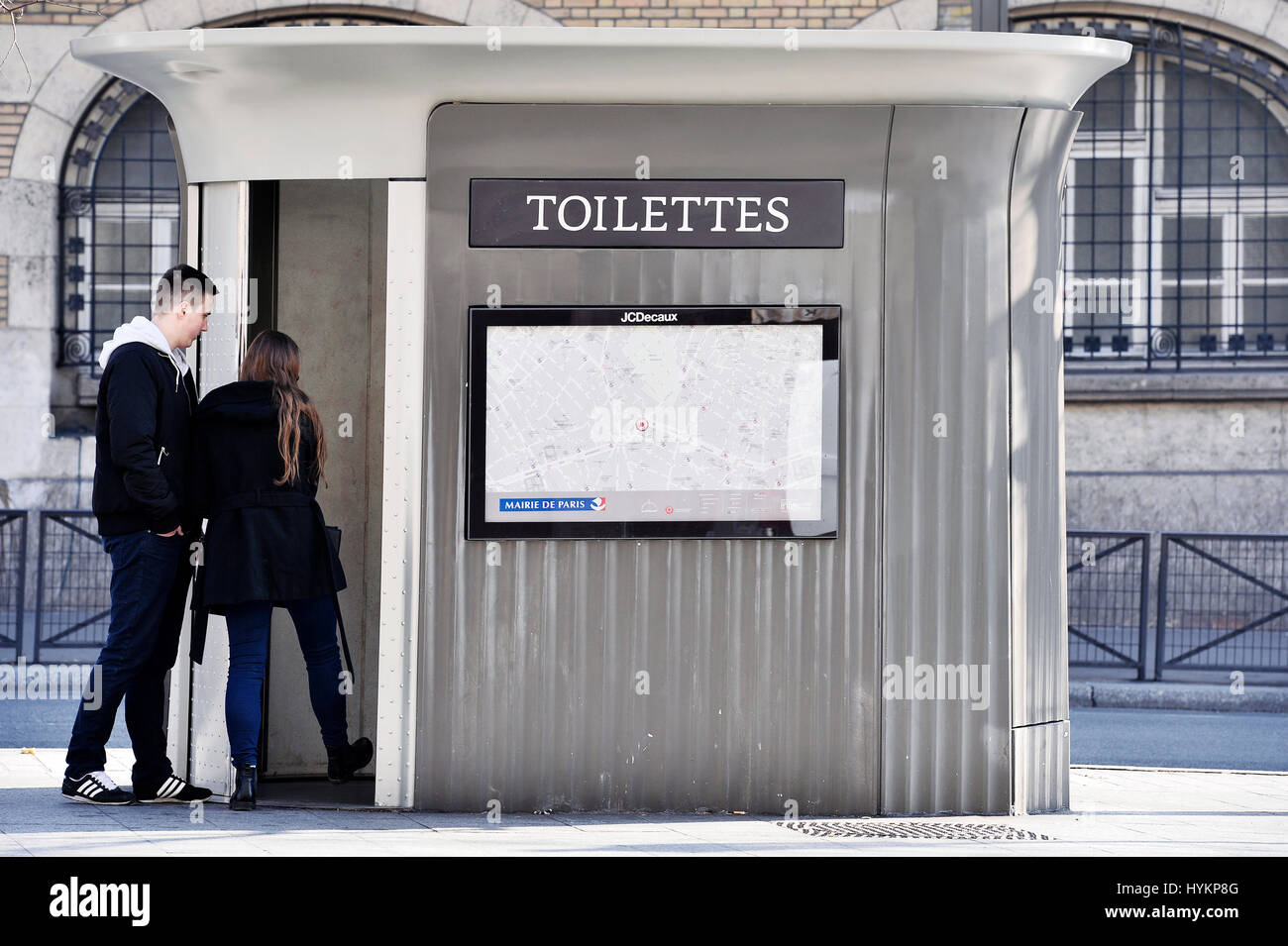 Toilettes publiques decaux Banque de photographies et d'images à haute  résolution - Alamy