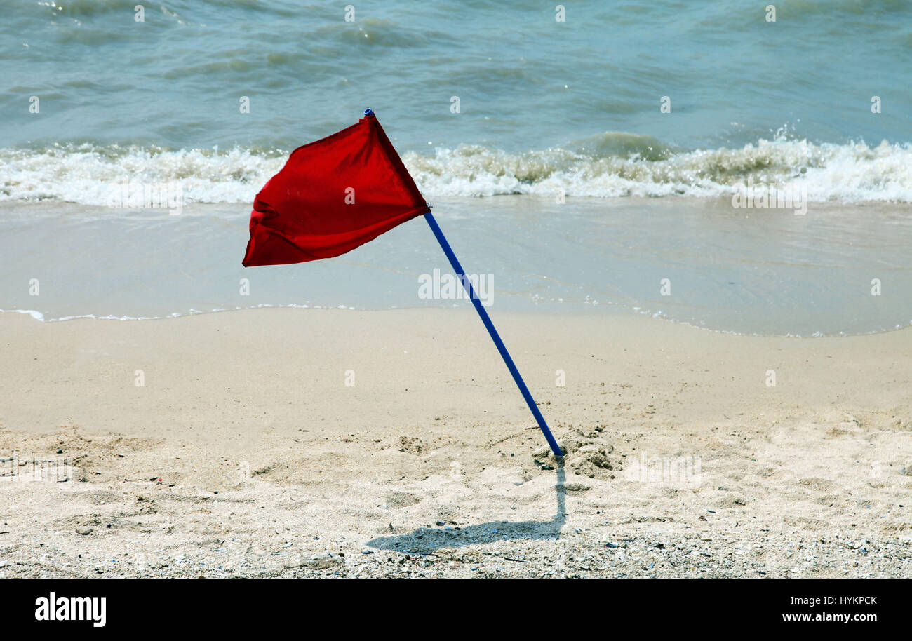 Drapeau rouge sur la plage Banque D'Images