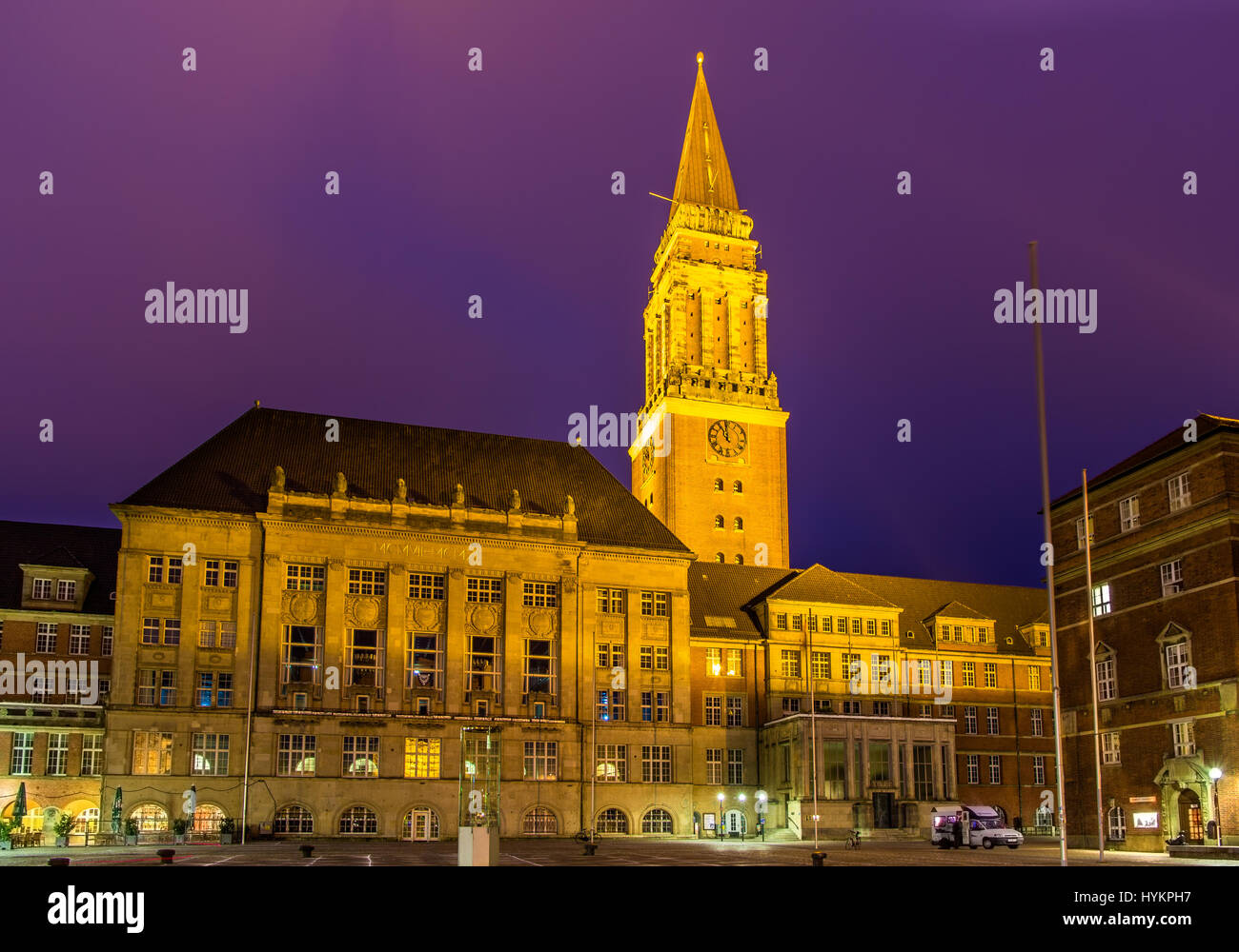 Vue de la nuit de l'hôtel de ville de Kiel, Allemagne Banque D'Images