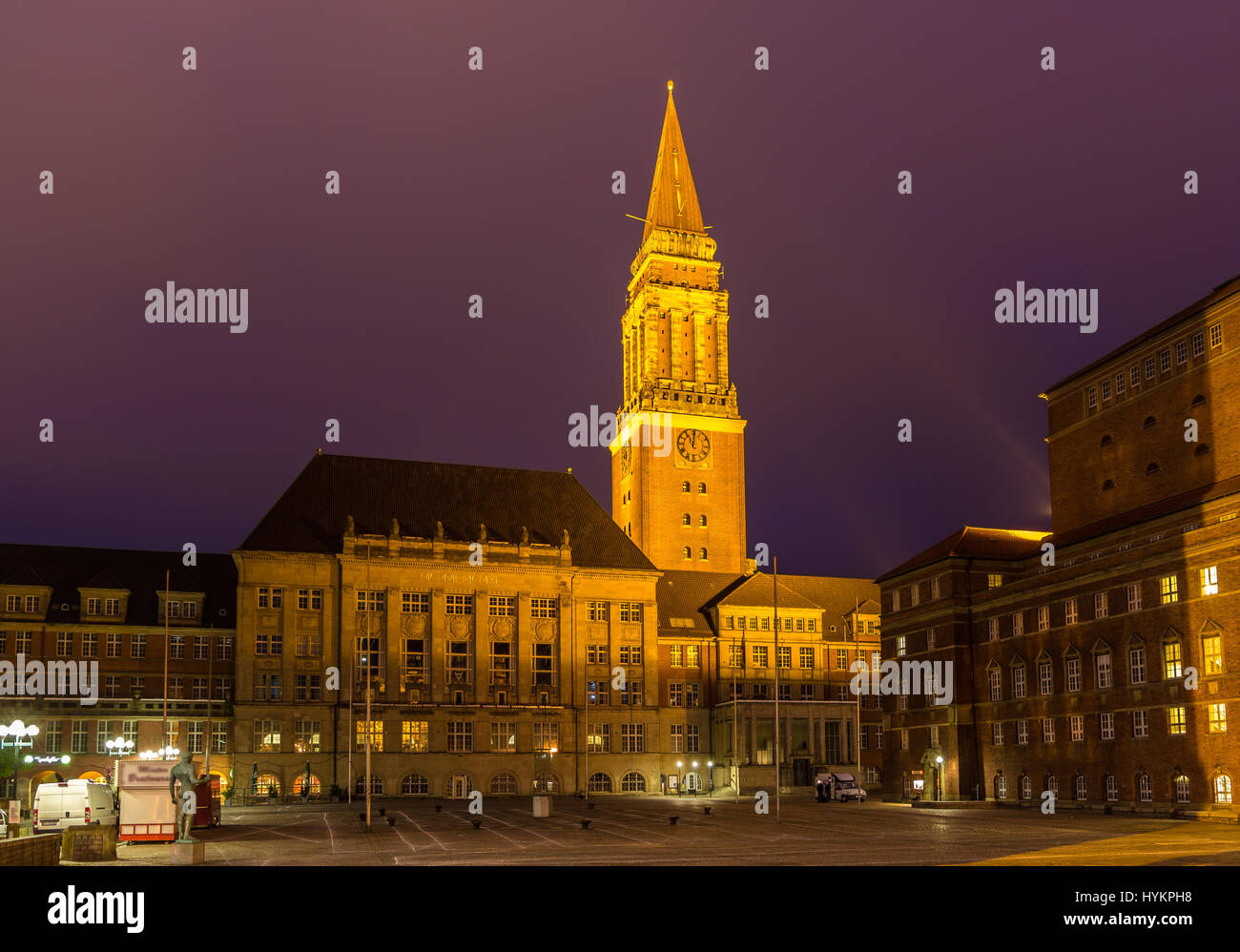 Vue de la nuit de l'hôtel de ville de Kiel, Allemagne Banque D'Images