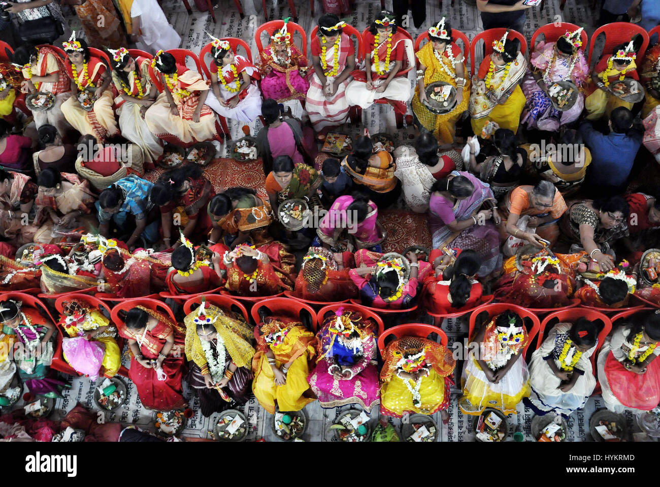 Kolkata, Inde. Le 05 Avr, 2017. Les dévots hindous Inde culte des jeunes filles comme Kumari à l'occasion de Basanti Puja festival Navratri ou Adyapith à près de Kolkata. Kumari, est la tradition de l'adoration de jeunes filles prépubères, comme des manifestations de la divine énergie féminine ou Devi dans les traditions religieuses hindoues. Credit : Saikat Paul/Pacific Press/Alamy Live News Banque D'Images