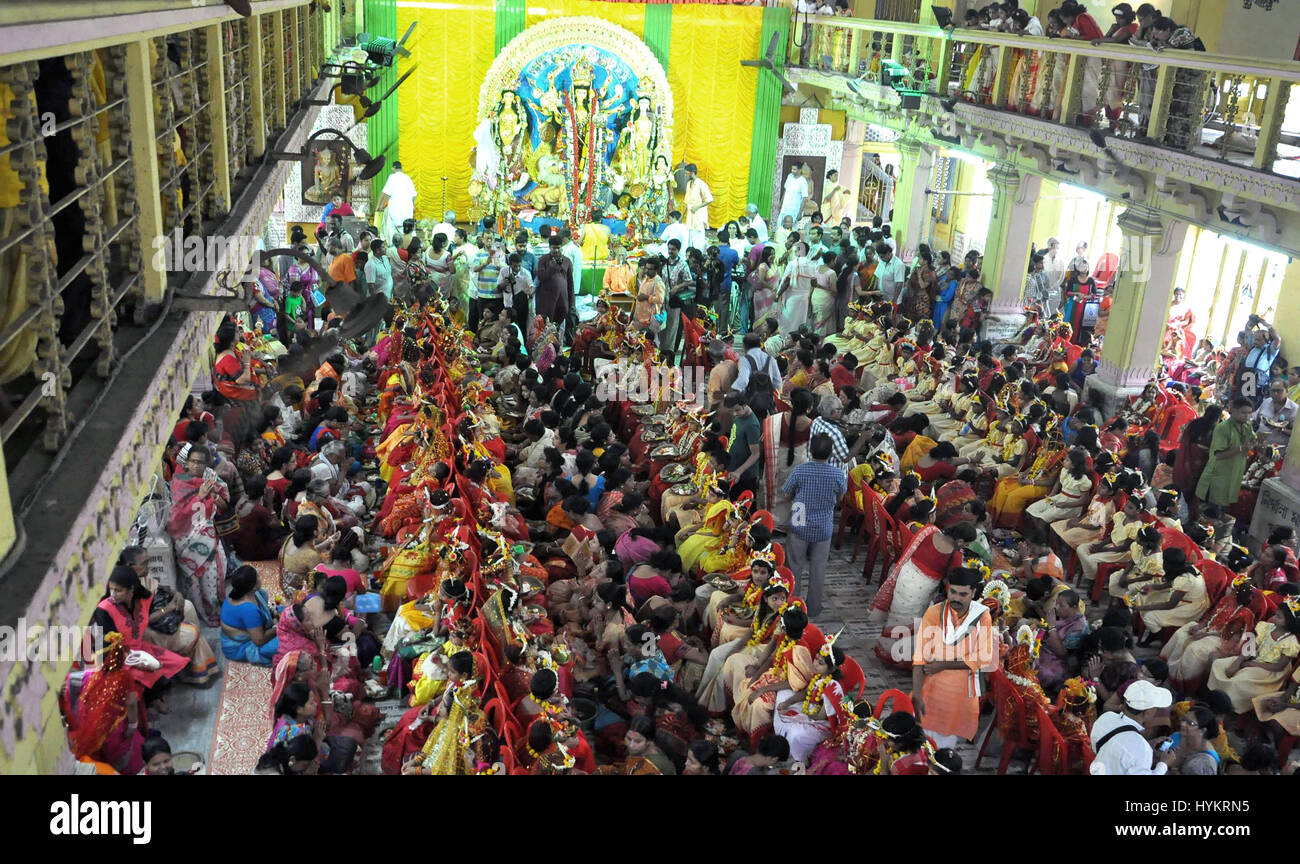 Kolkata, Inde. Le 05 Avr, 2017. Les dévots hindous Inde culte des jeunes filles comme Kumari à l'occasion de Basanti Puja festival Navratri ou Adyapith à près de Kolkata. Kumari, est la tradition de l'adoration de jeunes filles prépubères, comme des manifestations de la divine énergie féminine ou Devi dans les traditions religieuses hindoues. Credit : Saikat Paul/Pacific Press/Alamy Live News Banque D'Images