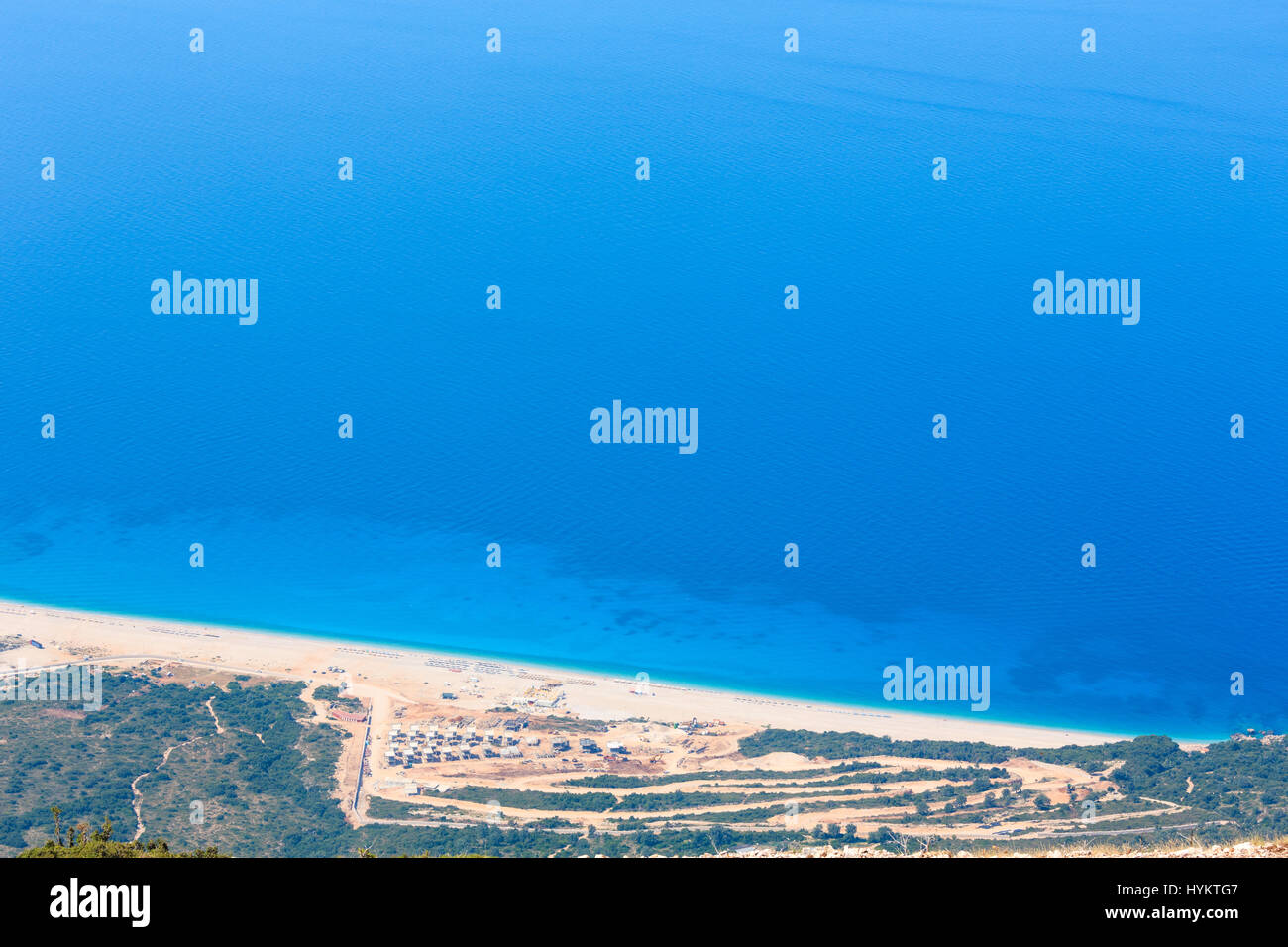 Mer Adriatique côte d'été avec de nouveaux cottages bâtiment (Vlore Albanie, pays). Vue depuis le col de montagne. Banque D'Images