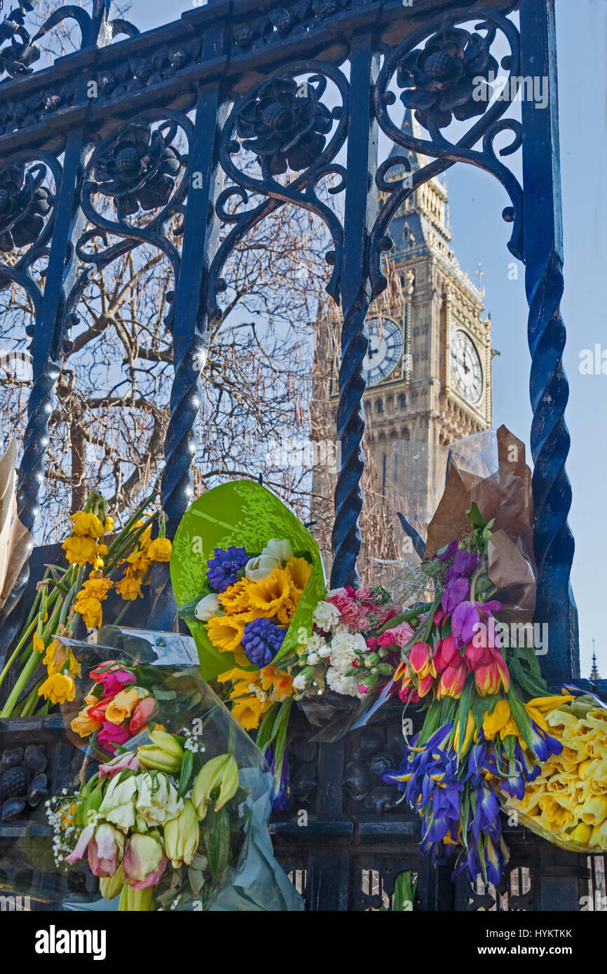 Londres, Westminster tributs floraux sur les grilles du Palais de Westminster, après les attaques terroristes en mars 2017 Banque D'Images