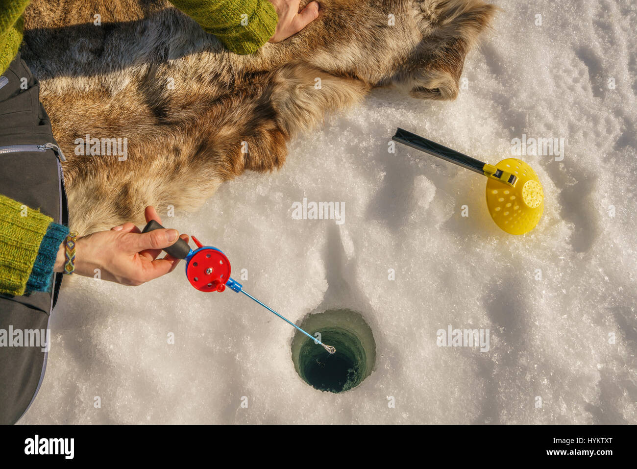 La pêche sur glace en Laponie, Suède for Kangos Guesthouse Banque D'Images