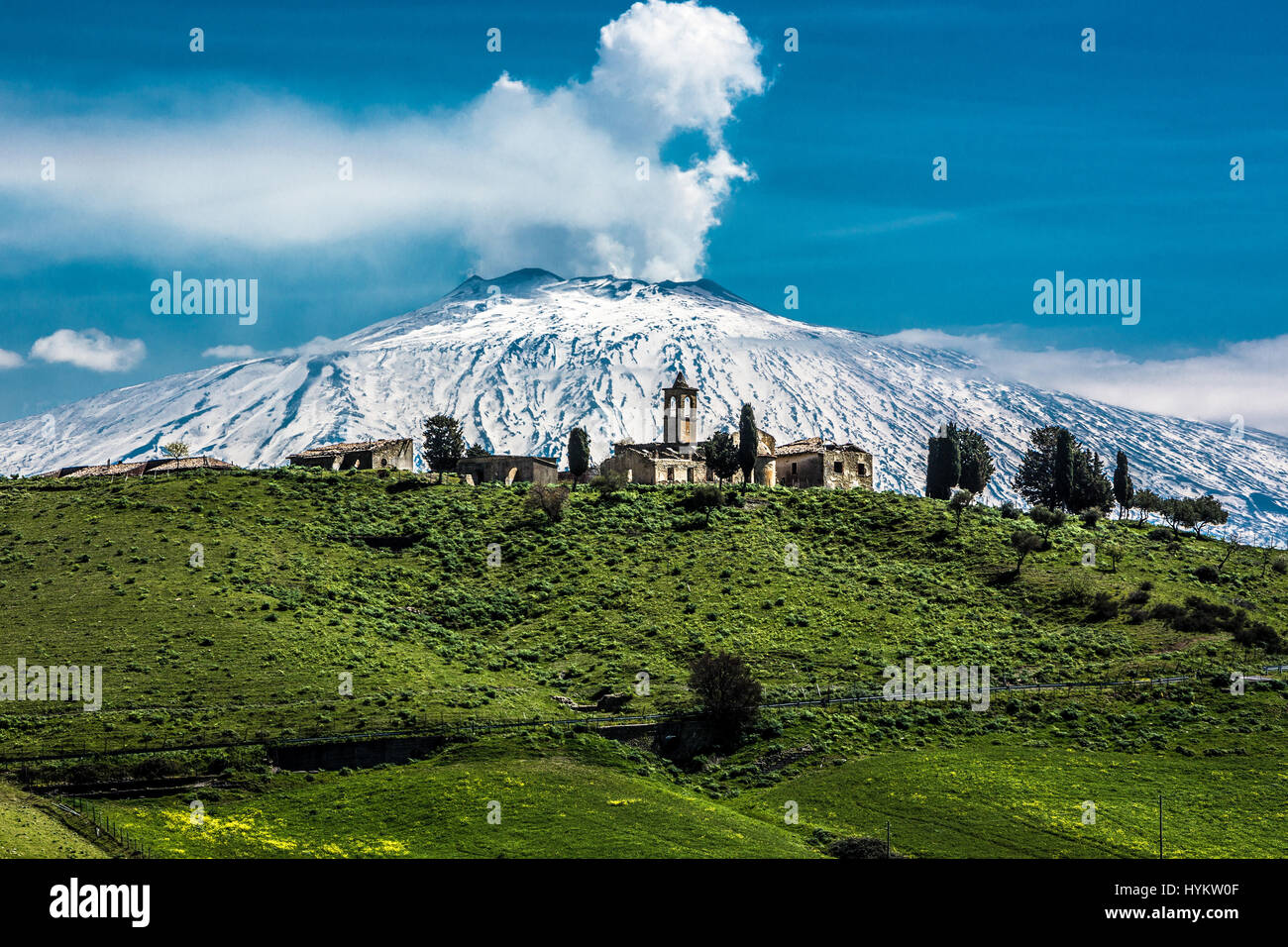 Messine, Sicile : une photo d'un couvert de neige sur l'Etna, prise du village historique de San Giuliano. Un champignon nucléaire-comme le dynamitage cloud de l'Etna en Sicile ont été capturé par un homme étonné. Rugissement de flammes et d'énormes panaches de fumée peut être vu pomper vers le haut de l'un des volcans les plus actifs. Les images montrent comment les résidents de Sicile vivent à l'ombre de ce monstre, la montagne qui mesure 11 000 pieds de hauteur et est l'endroit où le dieu romain du feu Vulcain, construit son atelier. Agent de Fernando Famiani Agriculture (51) à partir de San Teod Banque D'Images