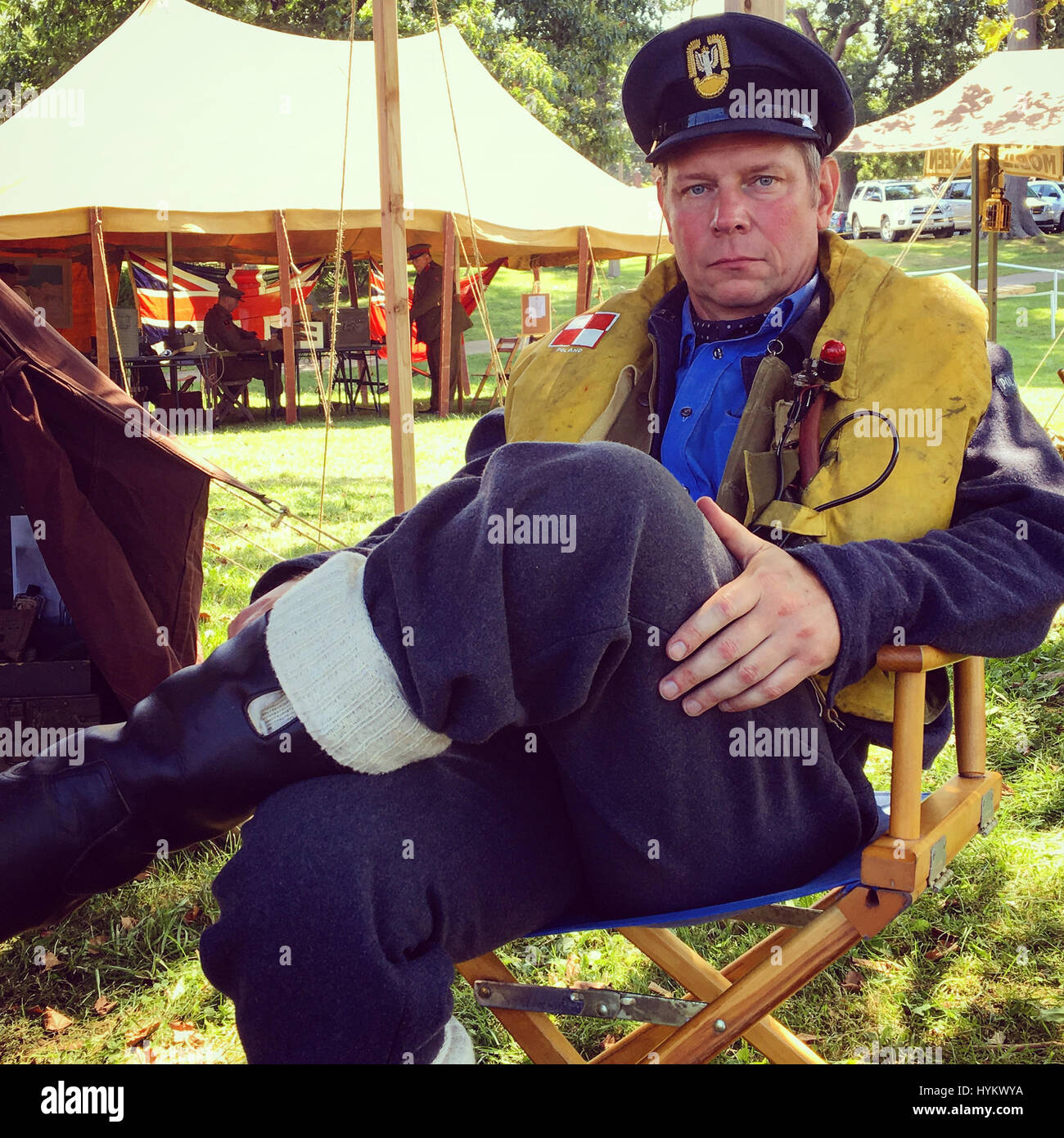 Pilote de la RAF de No 303 de l'Escadron de chasse polonais @ D-Day - Conneaut Conneaut, OH. A WW2 Trouble obsessionnel a dépensé plus de 30 000 € à 64 000 miles de voyage autour du monde sur une mission pour documenter le monde étrange de la guerre re-enactment. L'eye-popping mousquetons show WW2 fans dans une variété d'uniformes authentiques de l'époque y compris les officiers de la Luftwaffe nazie, des pilotes de la RAF et de parachutistes américains. D'autres images montrent les anciens combattants de la guerre de la vie réelle qui assistent à ces événements, y compris un Marine américain qui a été témoin de la célèbre du drapeau à Iwo Jima et un survivant de l'holocauste. Les photos ont été prises par American adverti Banque D'Images