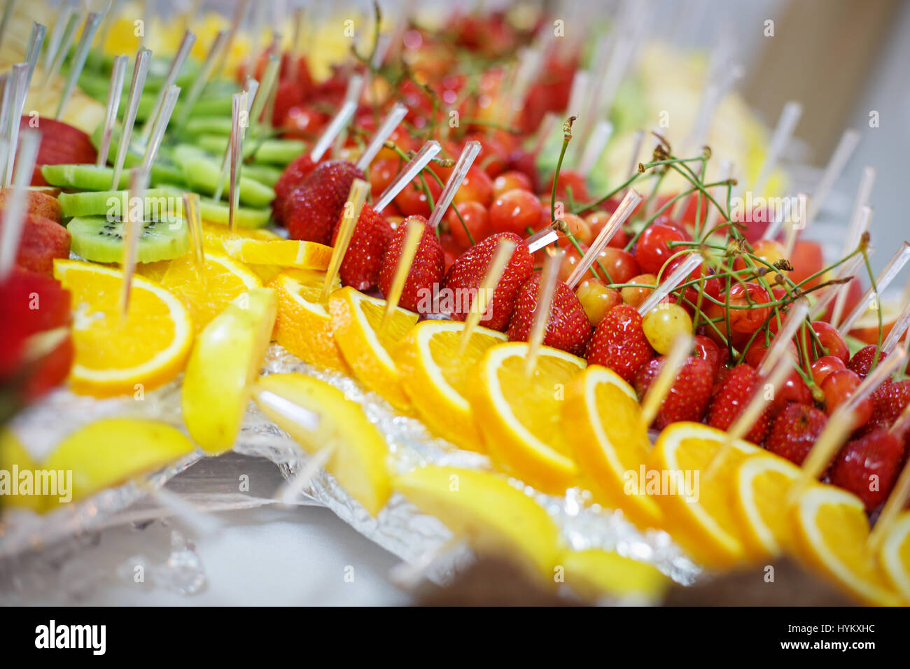 Buffet de fruits servis fantaisie sur table en partie luxueux restaurant. Banque D'Images