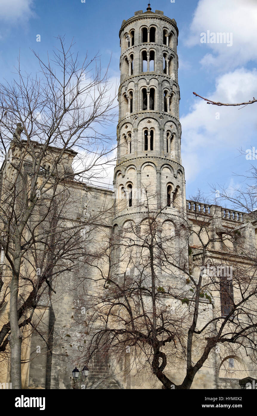 Tour fenestrelle, le campanile de l'ancienne cathédrale romane d'Uzès, dans le sud de la France Banque D'Images