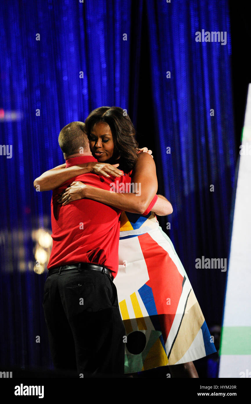 La Première Dame Michelle Obama et Tim Harris sur scène partagé un moment à les Jeux Olympiques Spéciaux Mondiaux Cérémonie d Ouverture au Coliseum le 25 juillet 2015 à Los Angeles, Californie. Banque D'Images