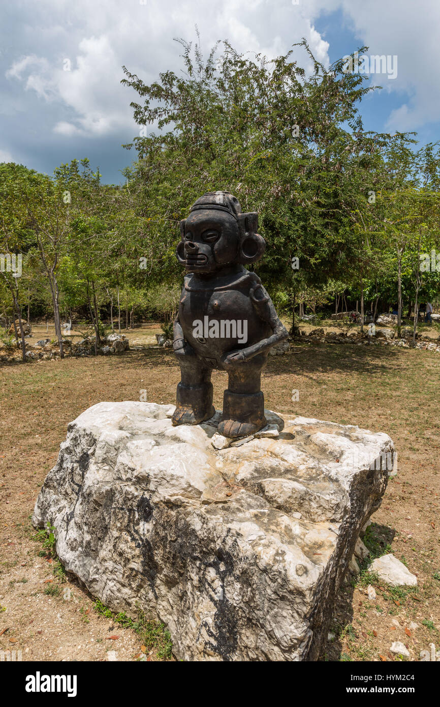 Statue d'une femme Taïno, comme vu dans la poterie Taïnos, à la réserve près d'Anthroplogical Grottes Pomier San Cristobal en République Dominicaine. Banque D'Images