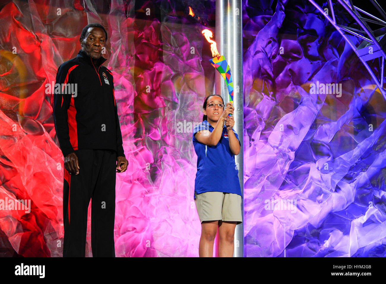 La cérémonie d'allumage de la flamme avec les athlètes au Jeux olympiques spéciaux mondiaux Cérémonie d Ouverture au Coliseum le 25 juillet 2015 à Los Angeles, Californie. Banque D'Images