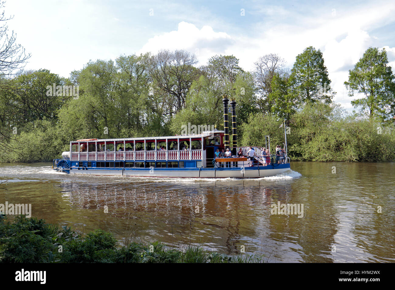 La nouvelle rame Southern Belle (stern wheeler) croisière le long de la Tamise près de Richmond, London UK. Banque D'Images