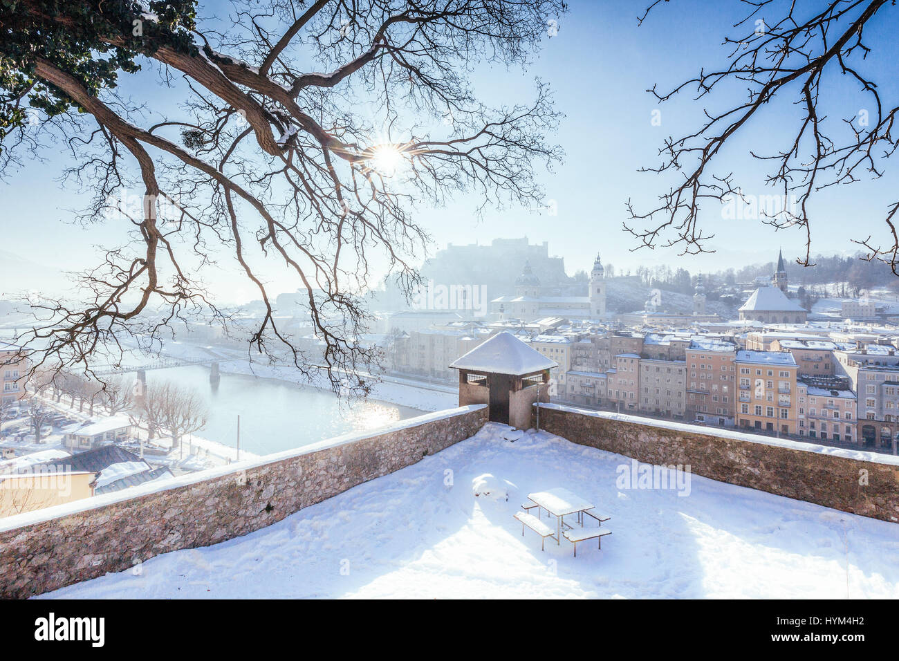 L'affichage classique de la vieille ville de Salzbourg avec célèbre forteresse de Hohensalzburg et la rivière Salzach, dans la pittoresque ville de lumière du matin au lever du soleil en hiver Banque D'Images