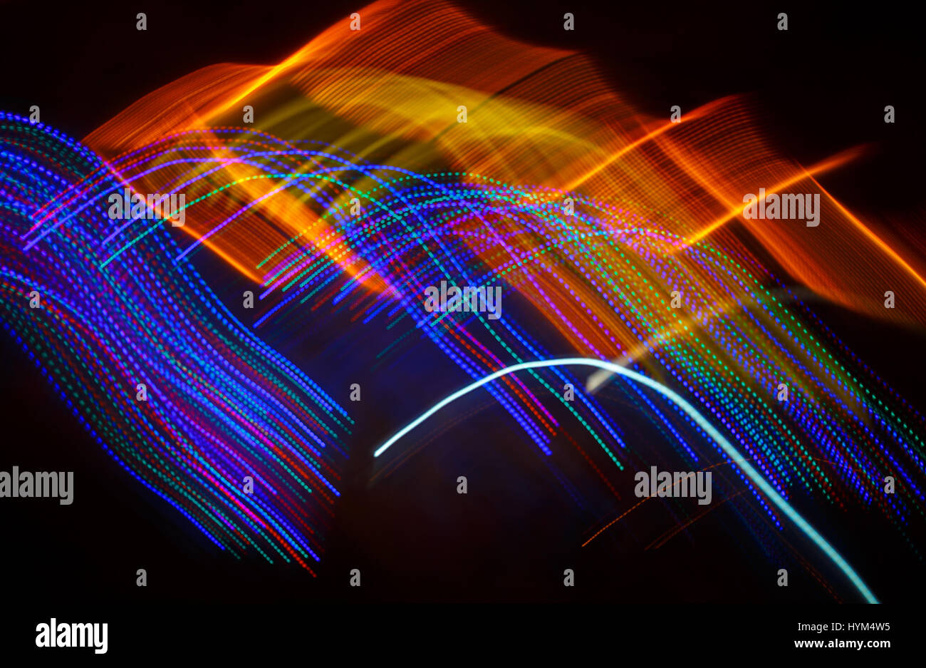 Image abstraite avec sentiers de lumière de différentes couleurs tourné sur une longue exposition Banque D'Images