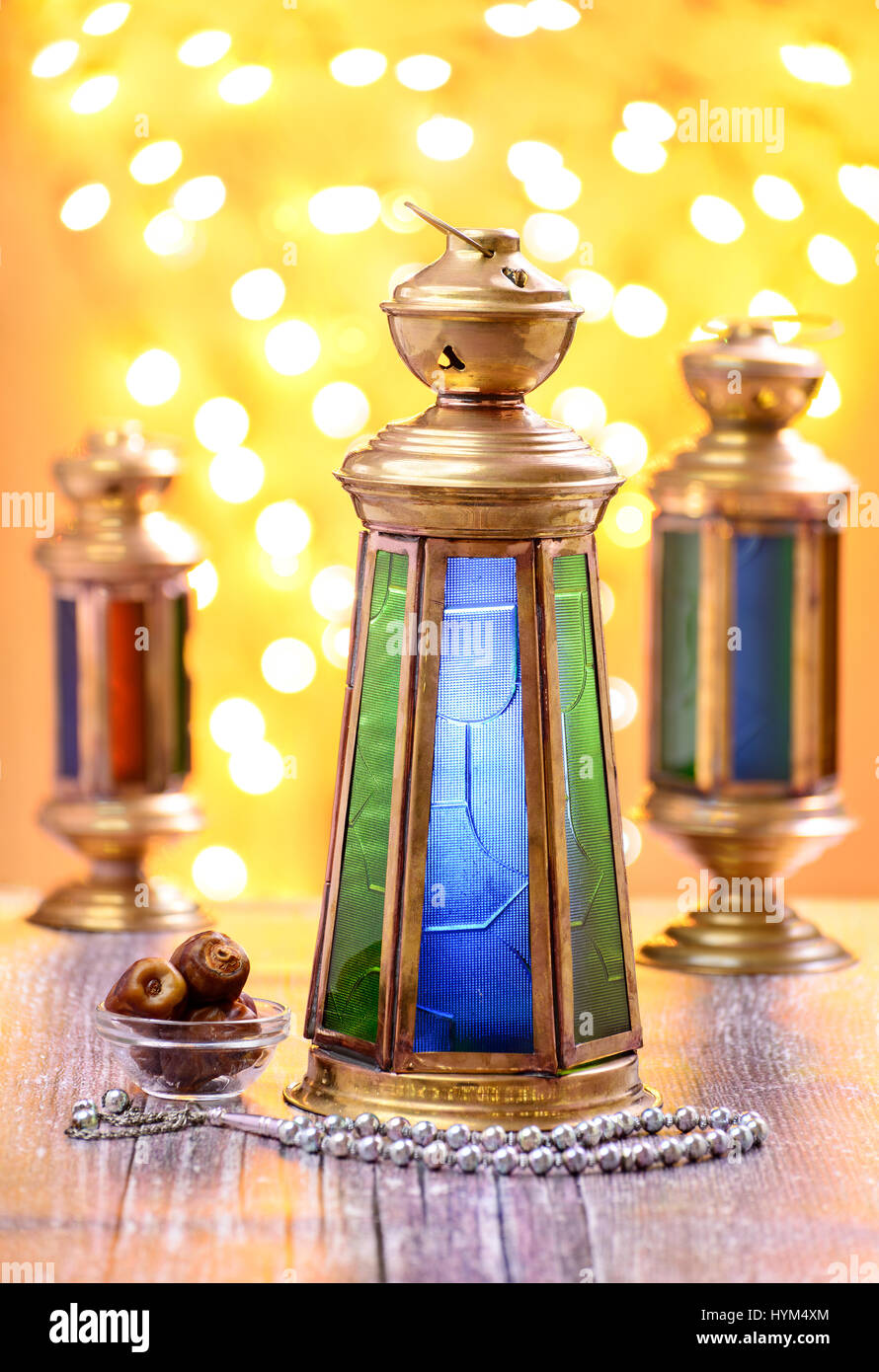 Brass Lantern traditionnelle avec dates et Rosaire sur feux de flou artistique, célébration du Ramadan Banque D'Images