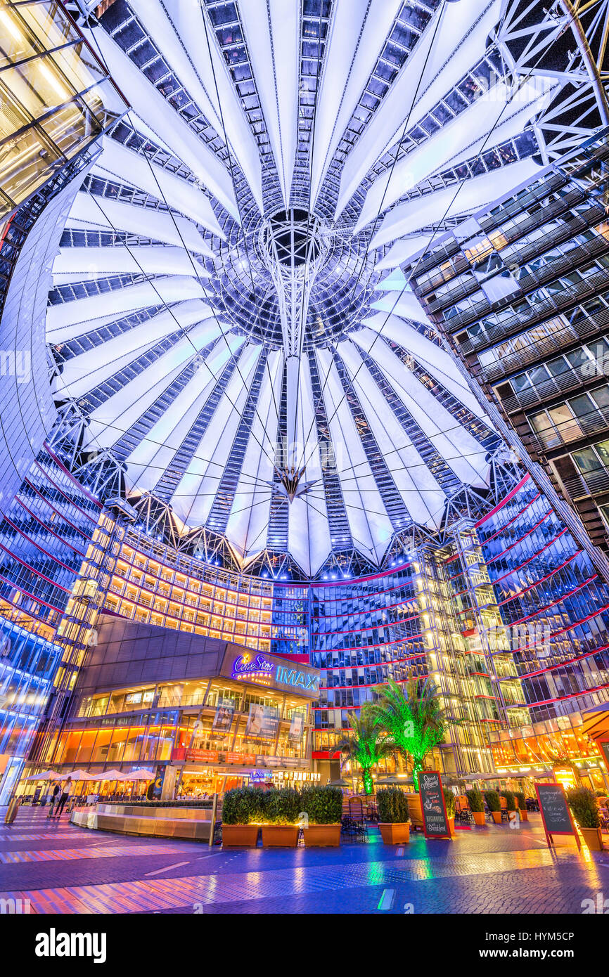 Célèbre Sony Center à la Potsdamer Platz est éclairée la nuit à Berlin, Allemagne Banque D'Images