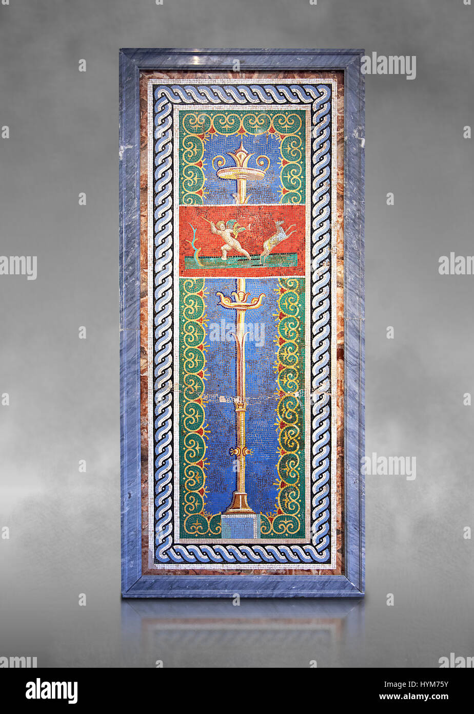 Panneau avec romain et d'un chandelier en verre chasseur cupidon coller de Pompéi VI, Inv 38 pas de 10012, Naples, Italie Musée Archéologique Banque D'Images