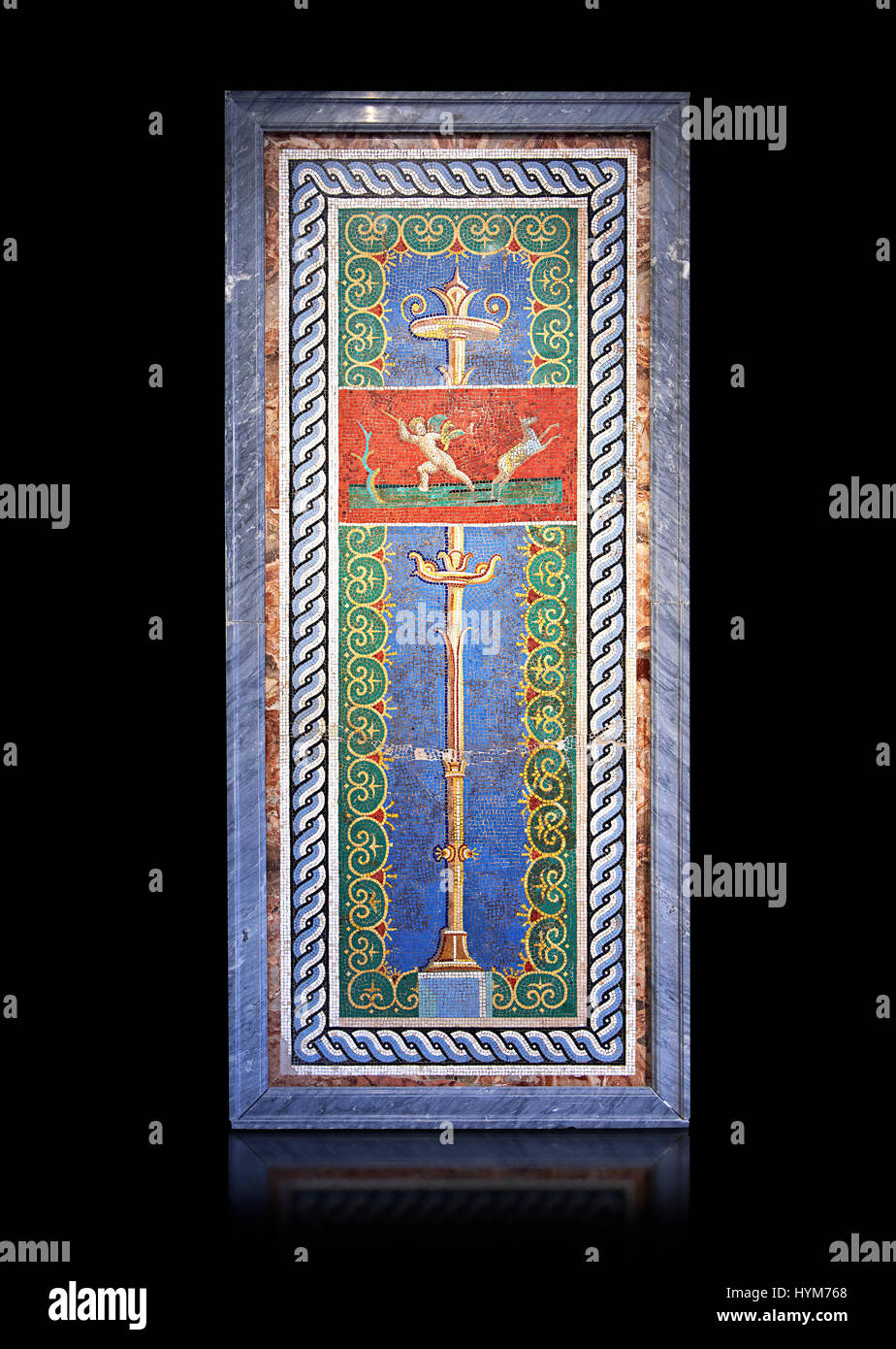 Panneau avec romain et d'un chandelier en verre chasseur cupidon coller de Pompéi VI, Inv 38 pas de 10012, Naples, Italie Musée Archéologique Banque D'Images