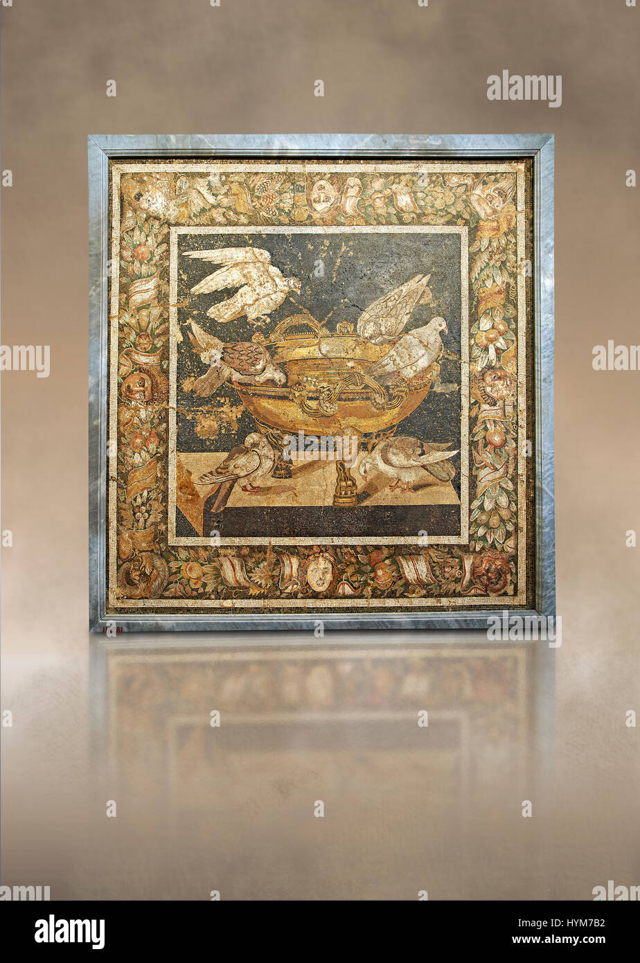 Mosaïque romaine d'oiseaux buvant dans Pompéi, Naples, Italie Musum archéologique Banque D'Images