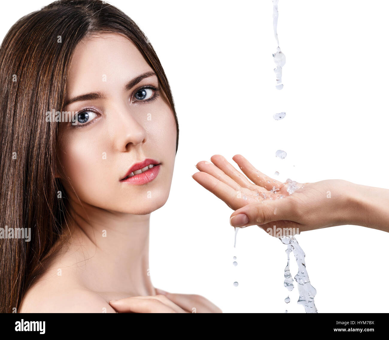 Femme et verser de l'eau dans la main. Banque D'Images